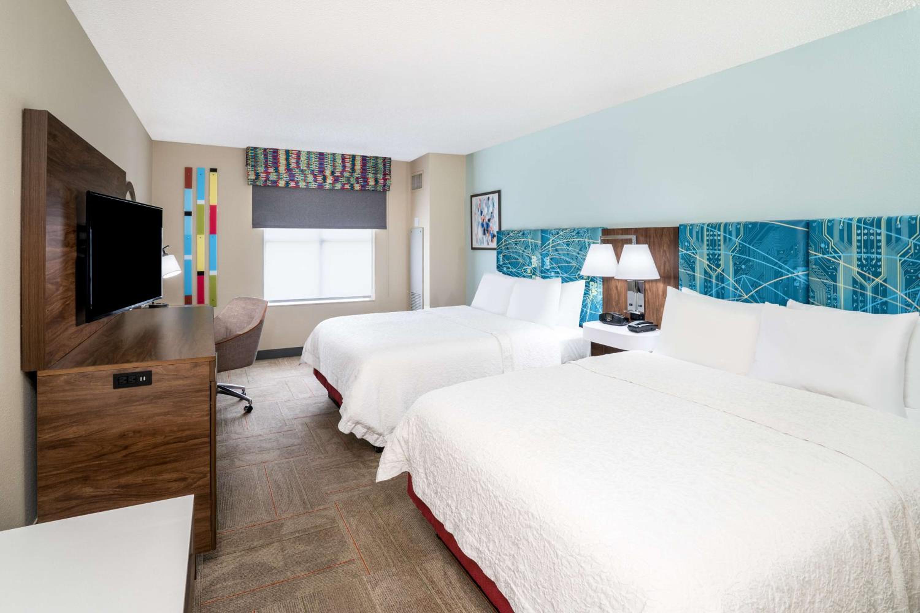 Queen Room with Two Queen Beds photo 3