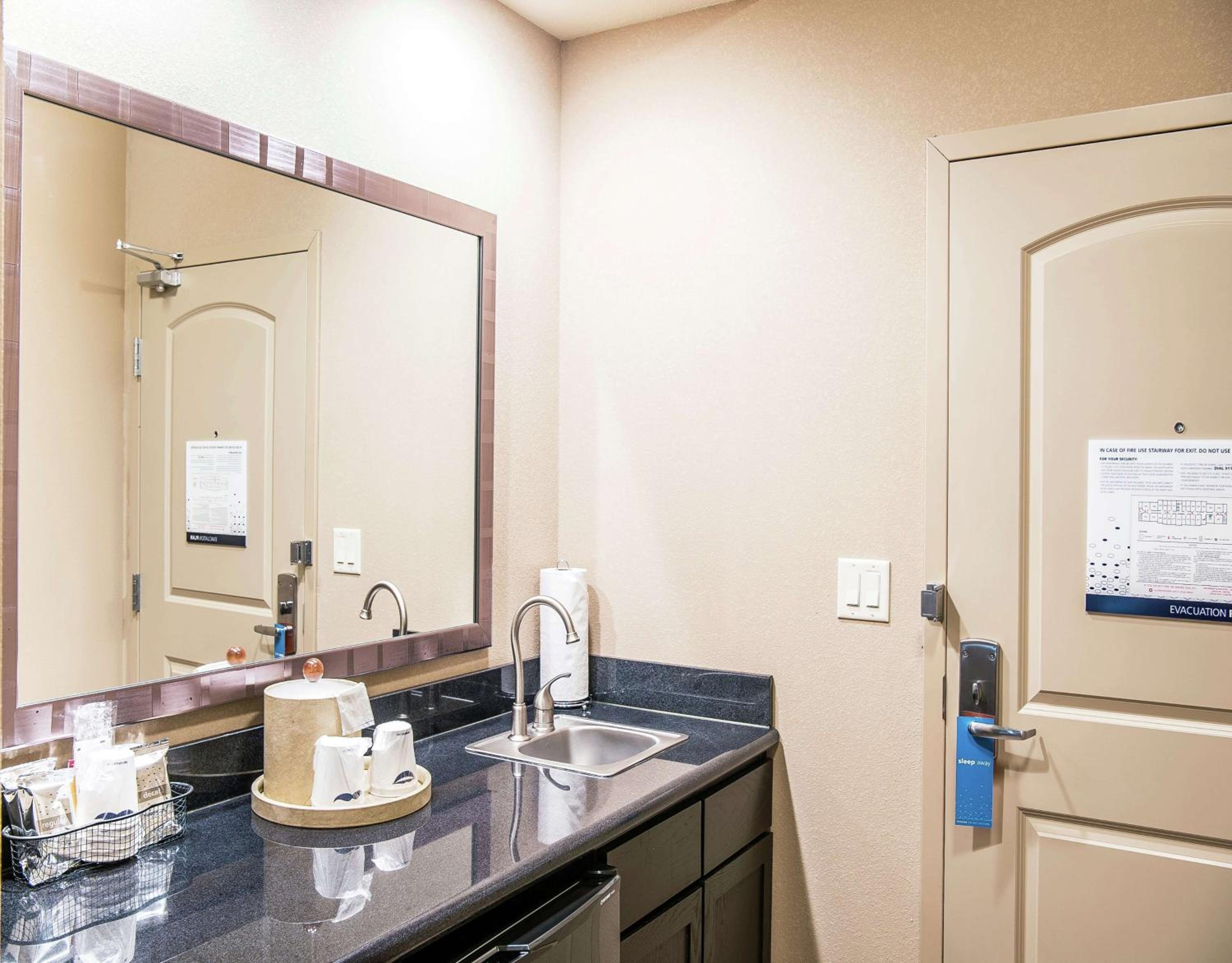 King Studio Suite - Non-Smoking - Photo 8
