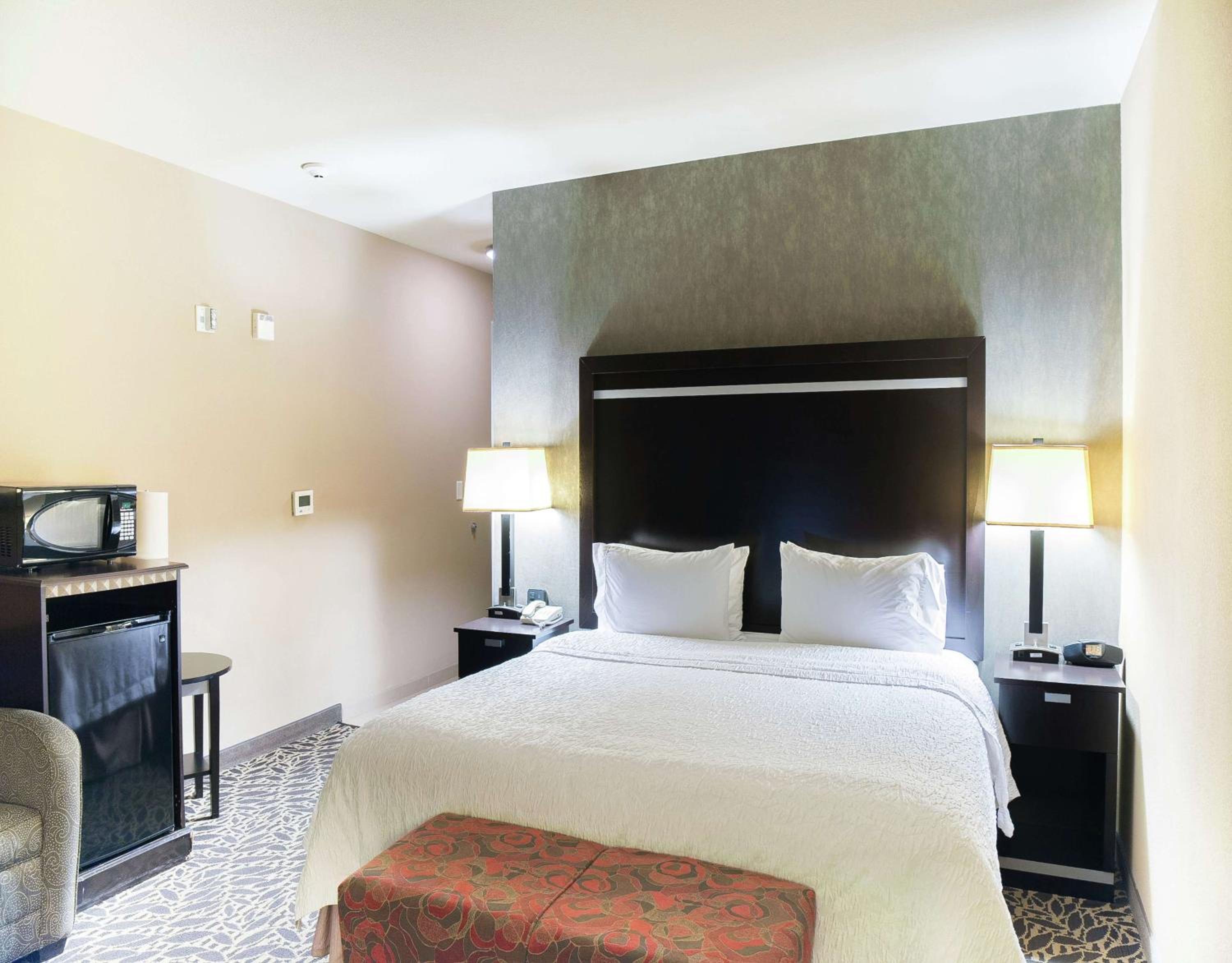 King Room with King Bed - Non-Smoking - Photo 1