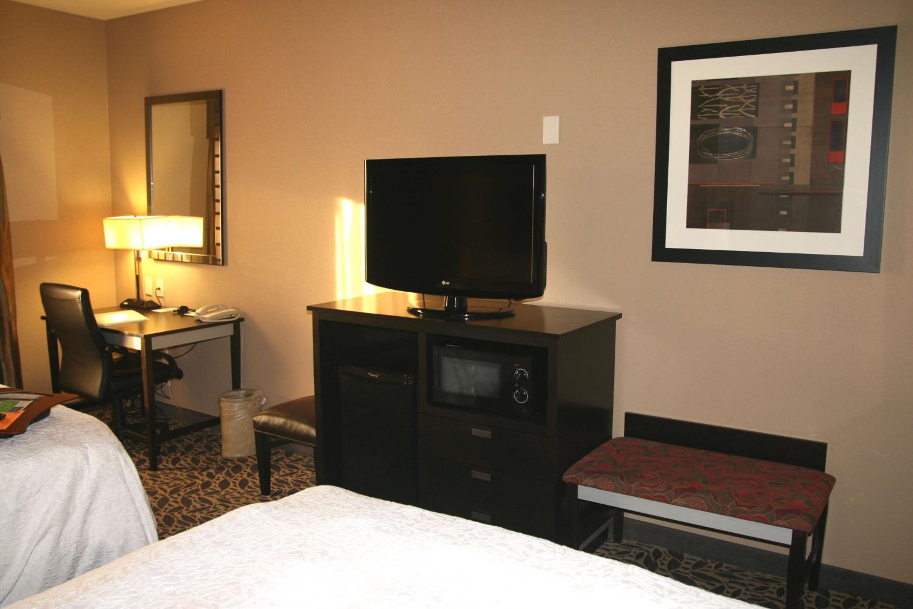 Room with Two Queen Beds - Non-Smoking - Photo 2