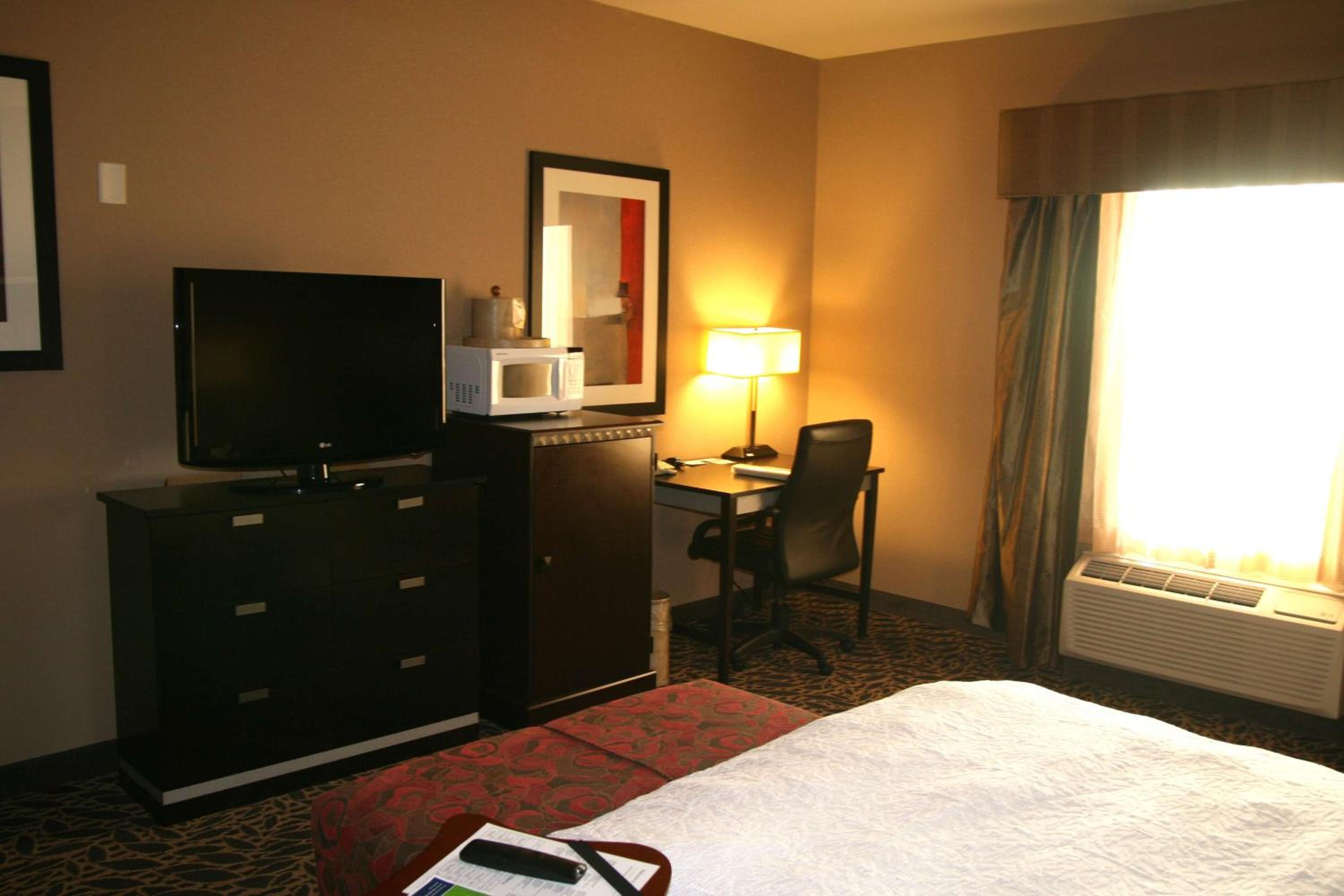 King Room with Accessible Tub - Mobility and Hearing Access/Non-Smoking - Photo 1