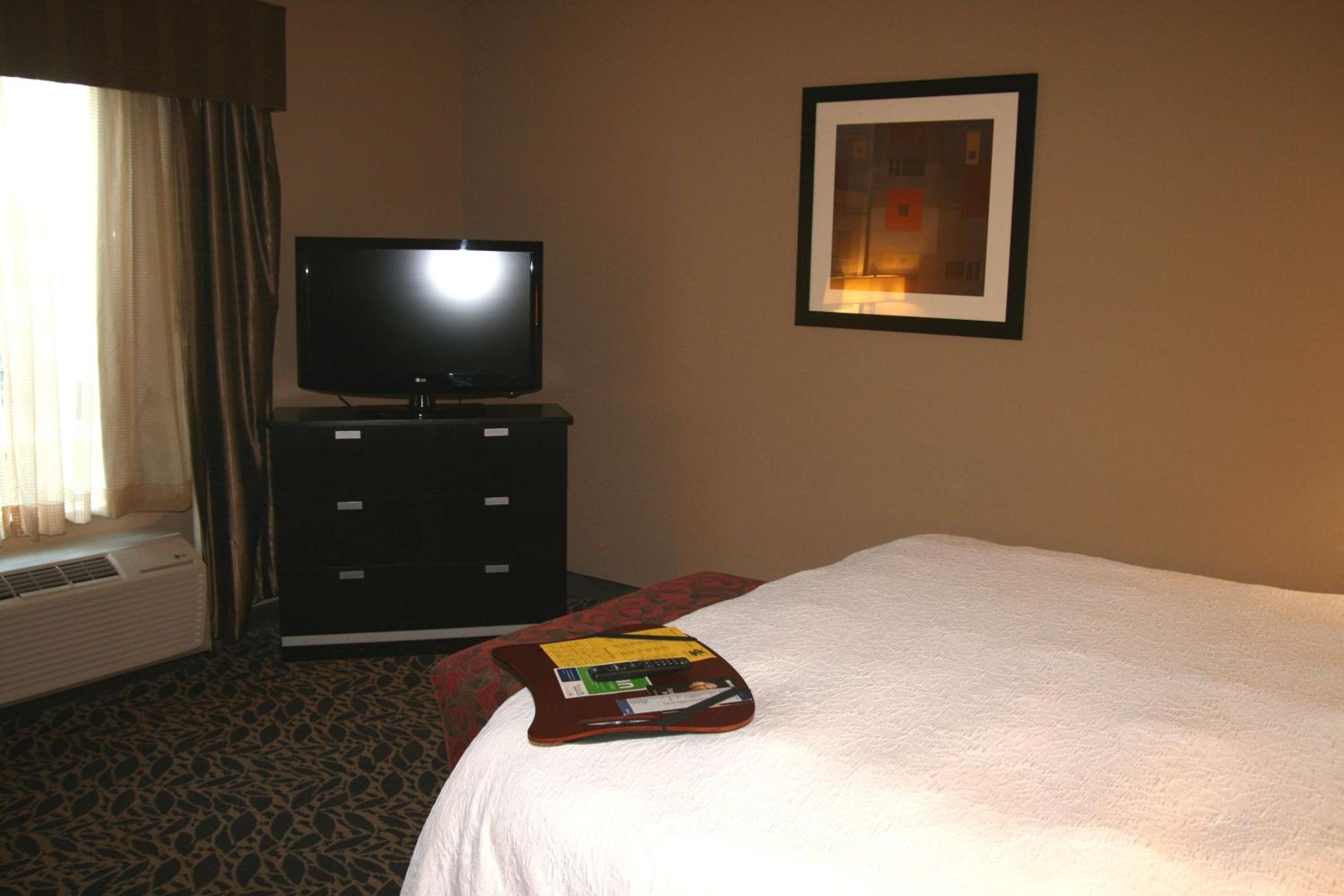 King Room with King Bed - Non-Smoking - Photo 2