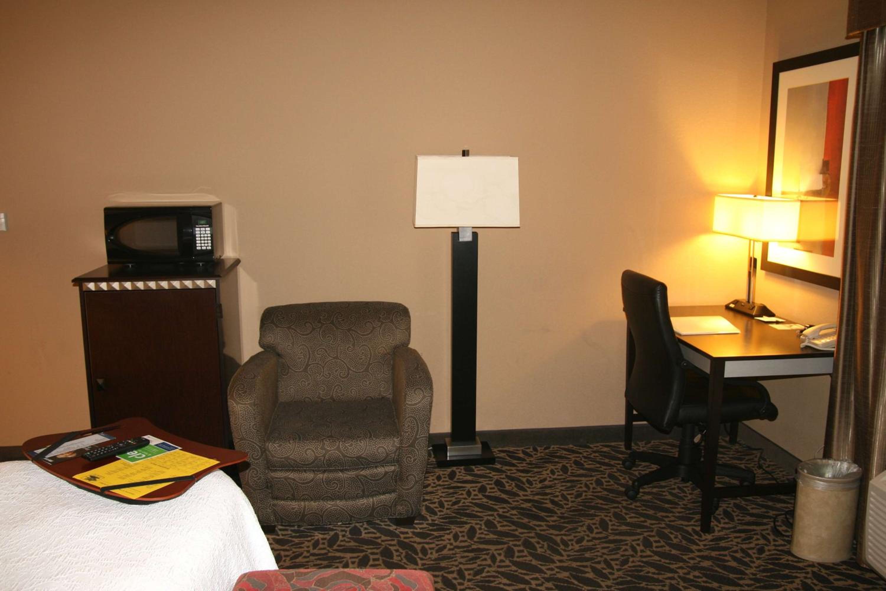 King Room with King Bed - Non-Smoking - Photo 3