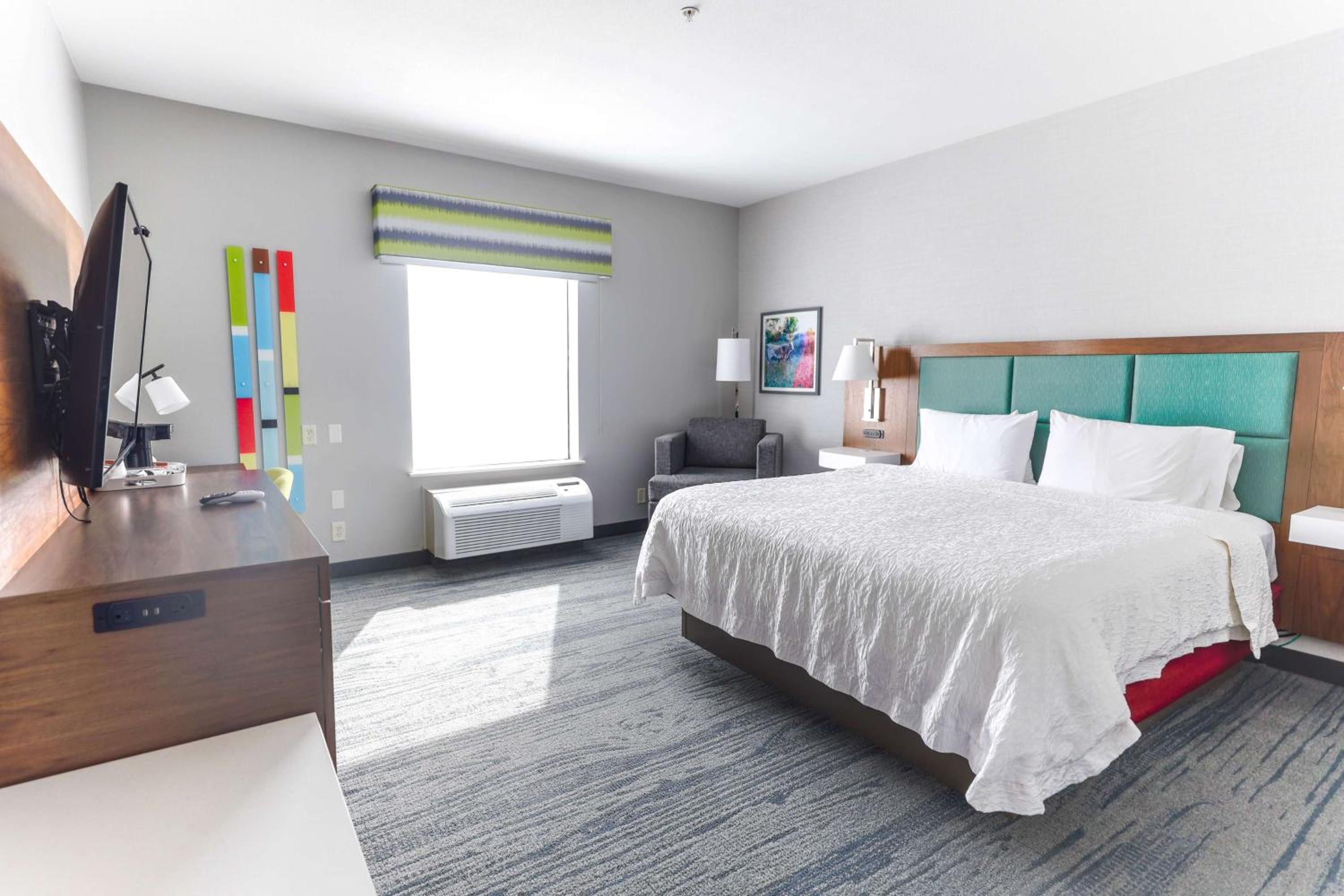 King Room with King Bed - Non-Smoking - Photo 4