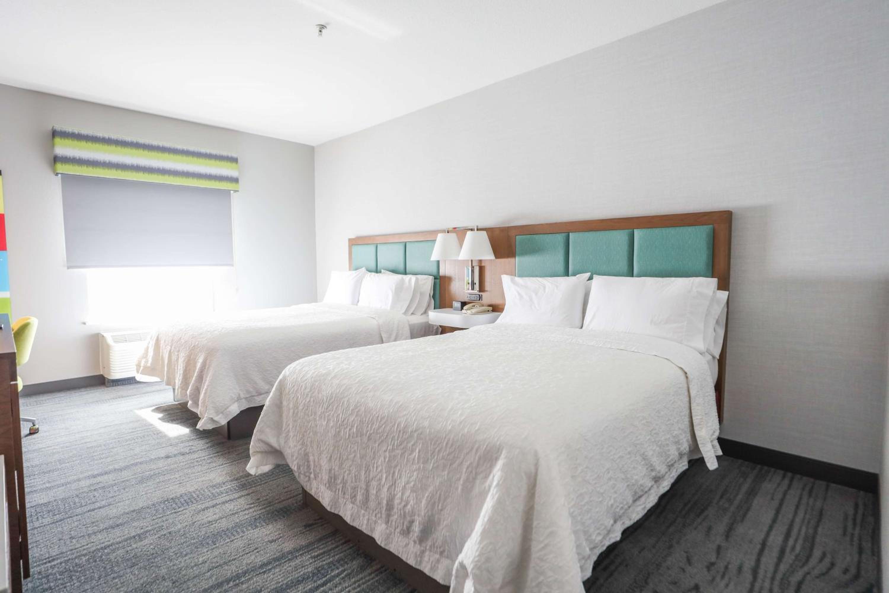 Room with Two Queen Beds - Non-Smoking - Photo 7