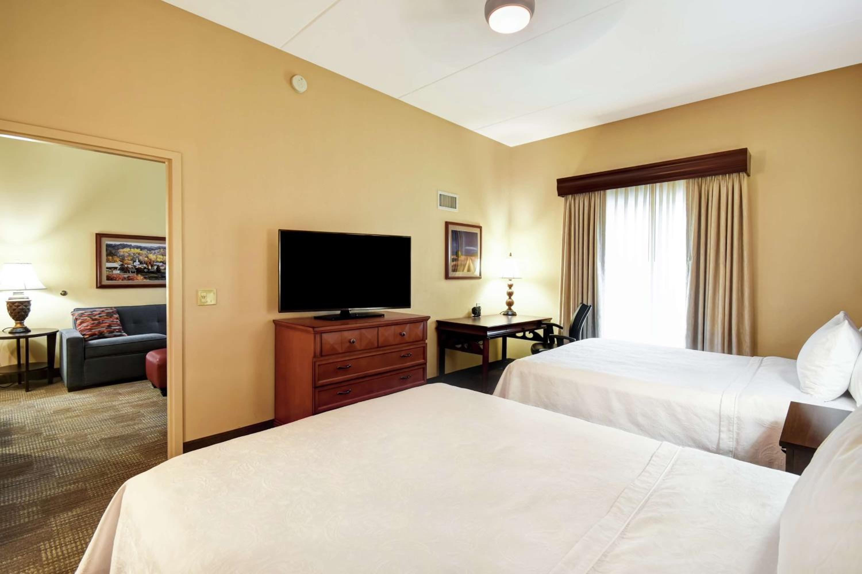 One-Bedroom Queen Suite with Two Queen Beds - Non-Smoking - Photo 2