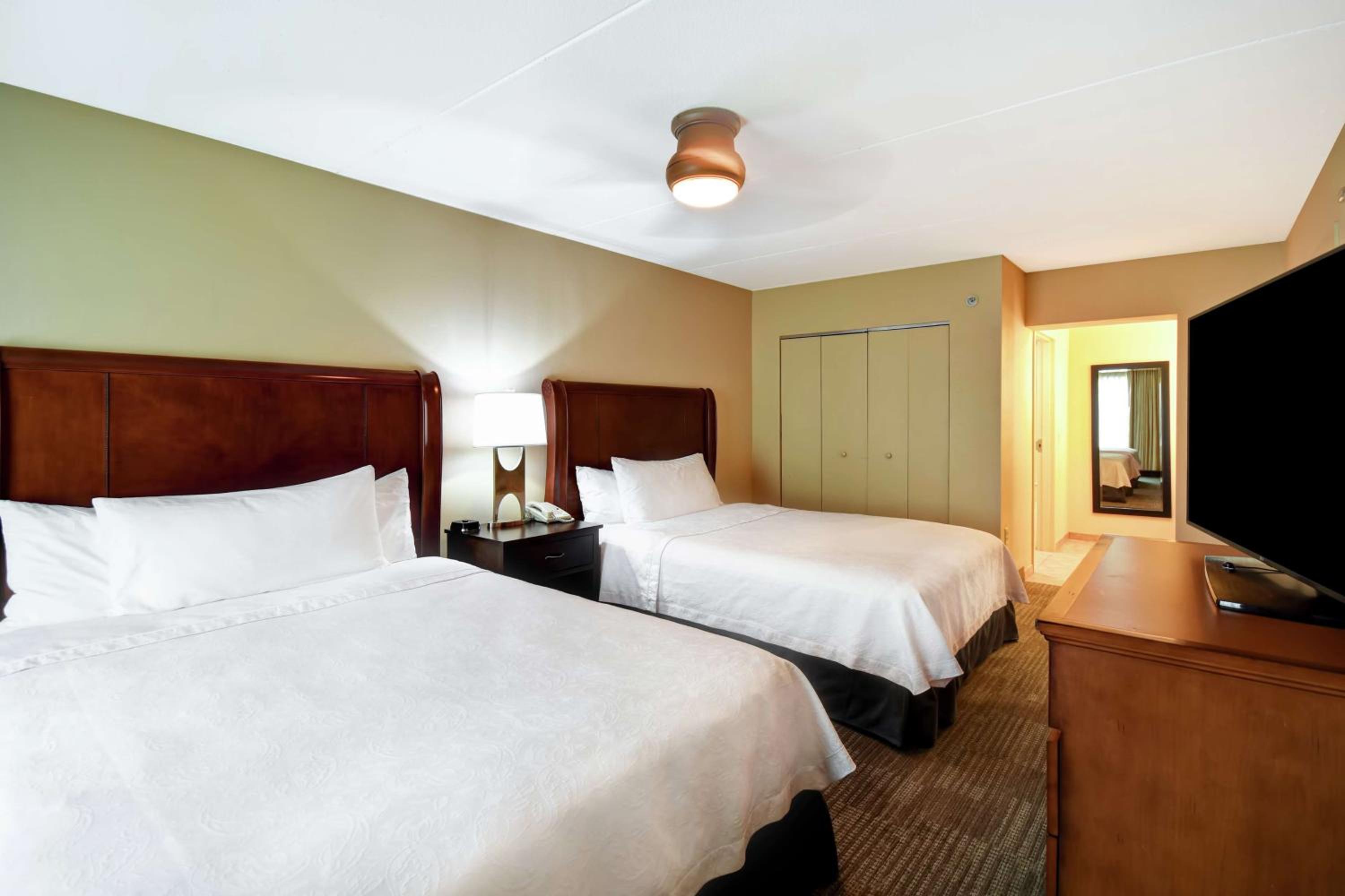 Suite with Two Queen Beds and Roll-In Shower - Mobility Access/Non-Smoking - Photo 5