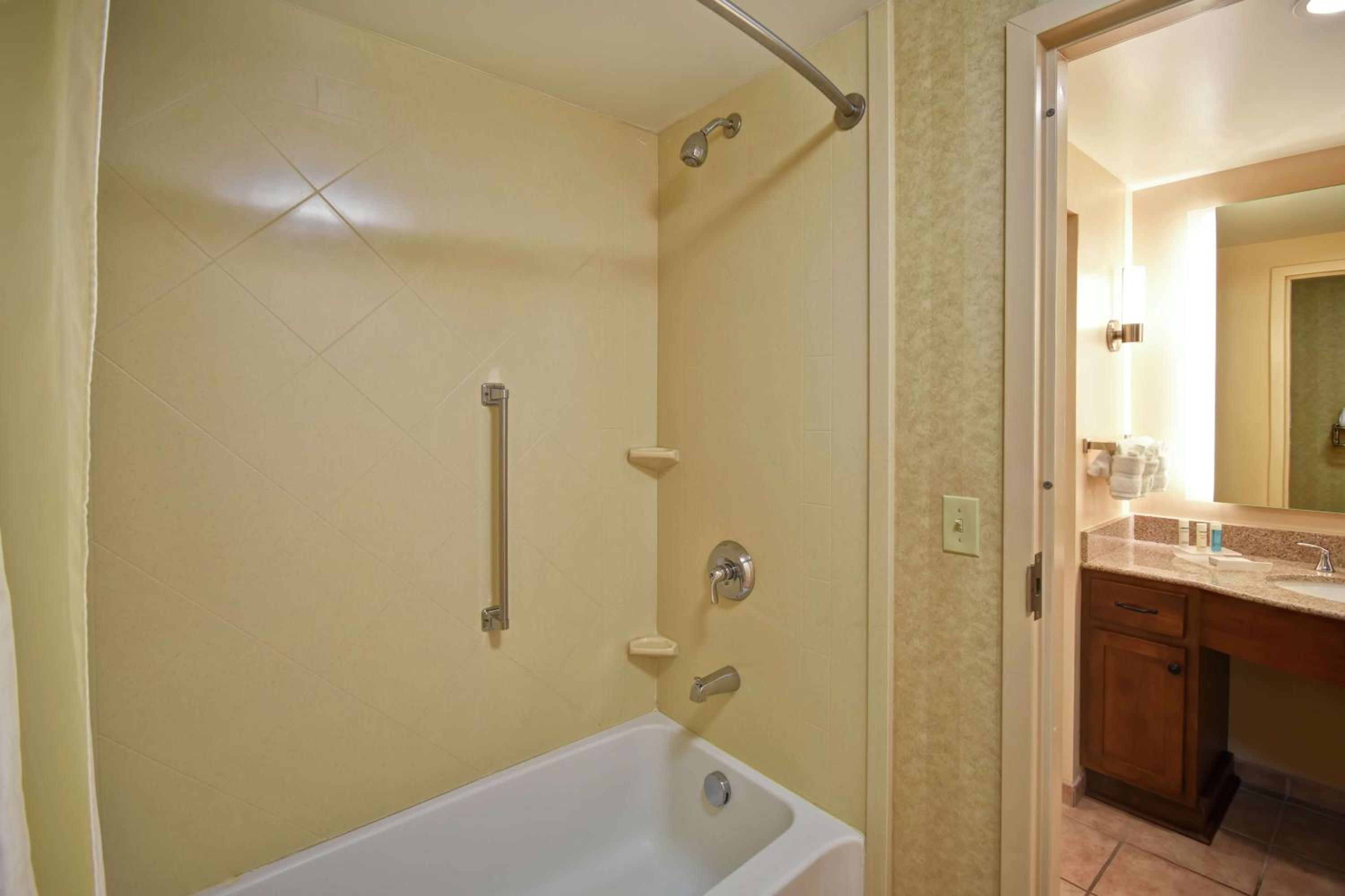 One-Bedroom Queen Suite with Two Queen Beds - Non-Smoking - Photo 6