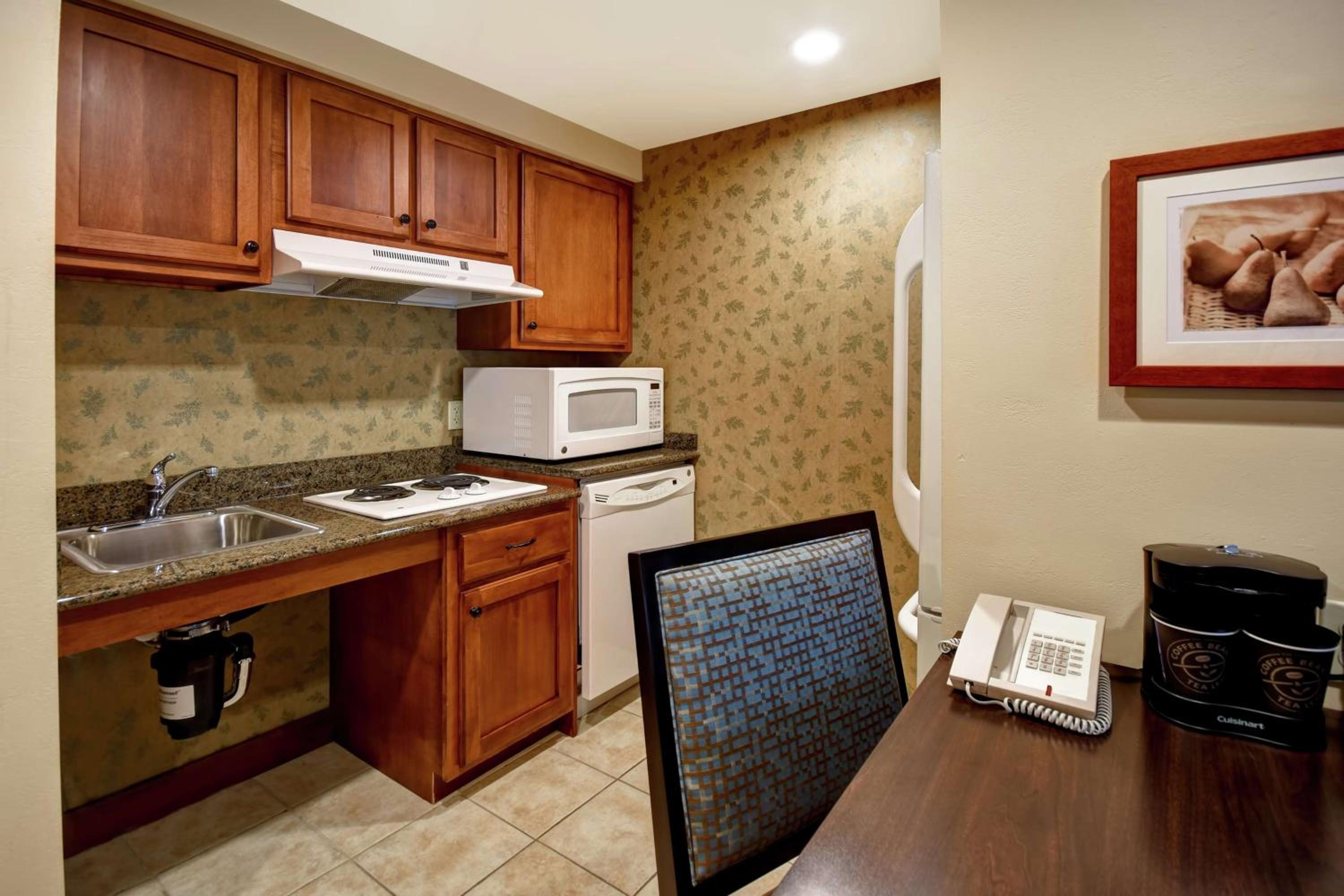 King Studio with Roll-In Shower - Mobility Access/Non-Smoking - Photo 3