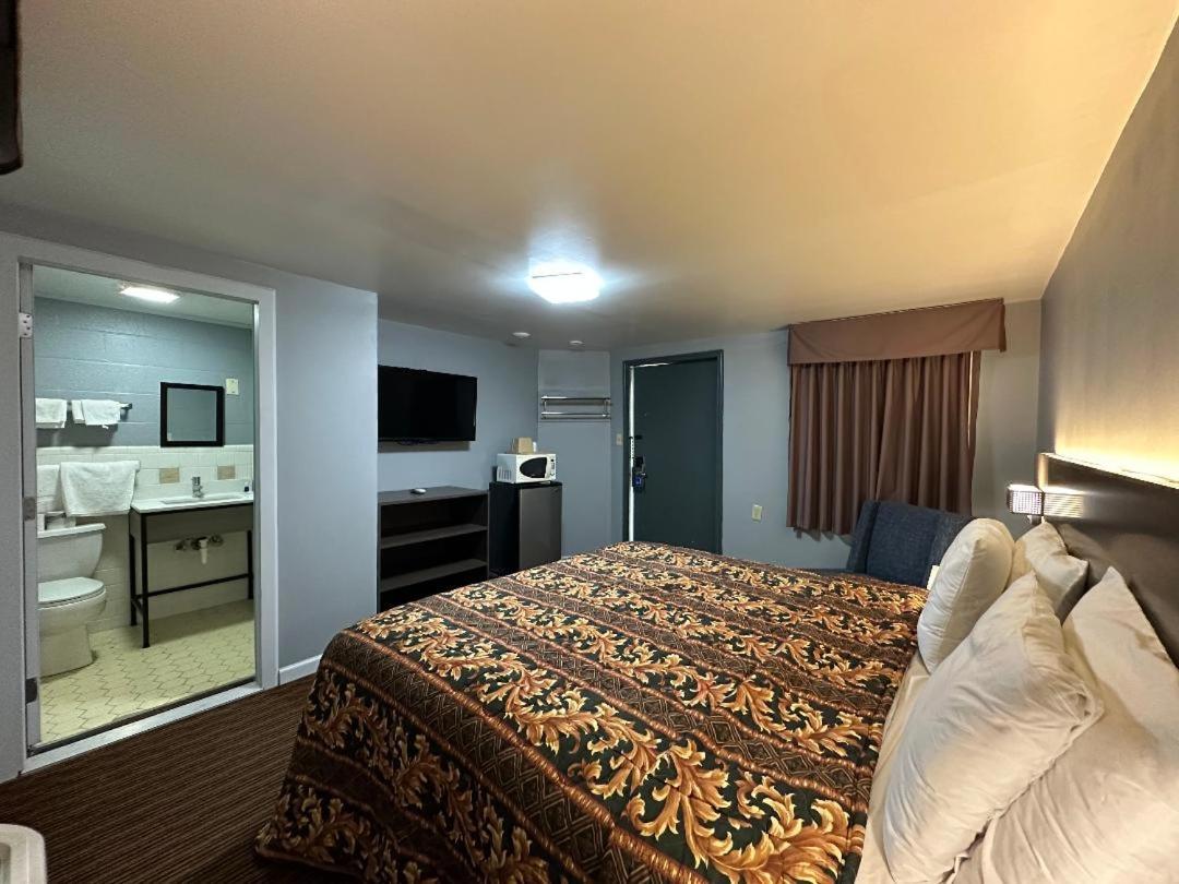 Economy Double Room with Two Double Beds - Non Smoking