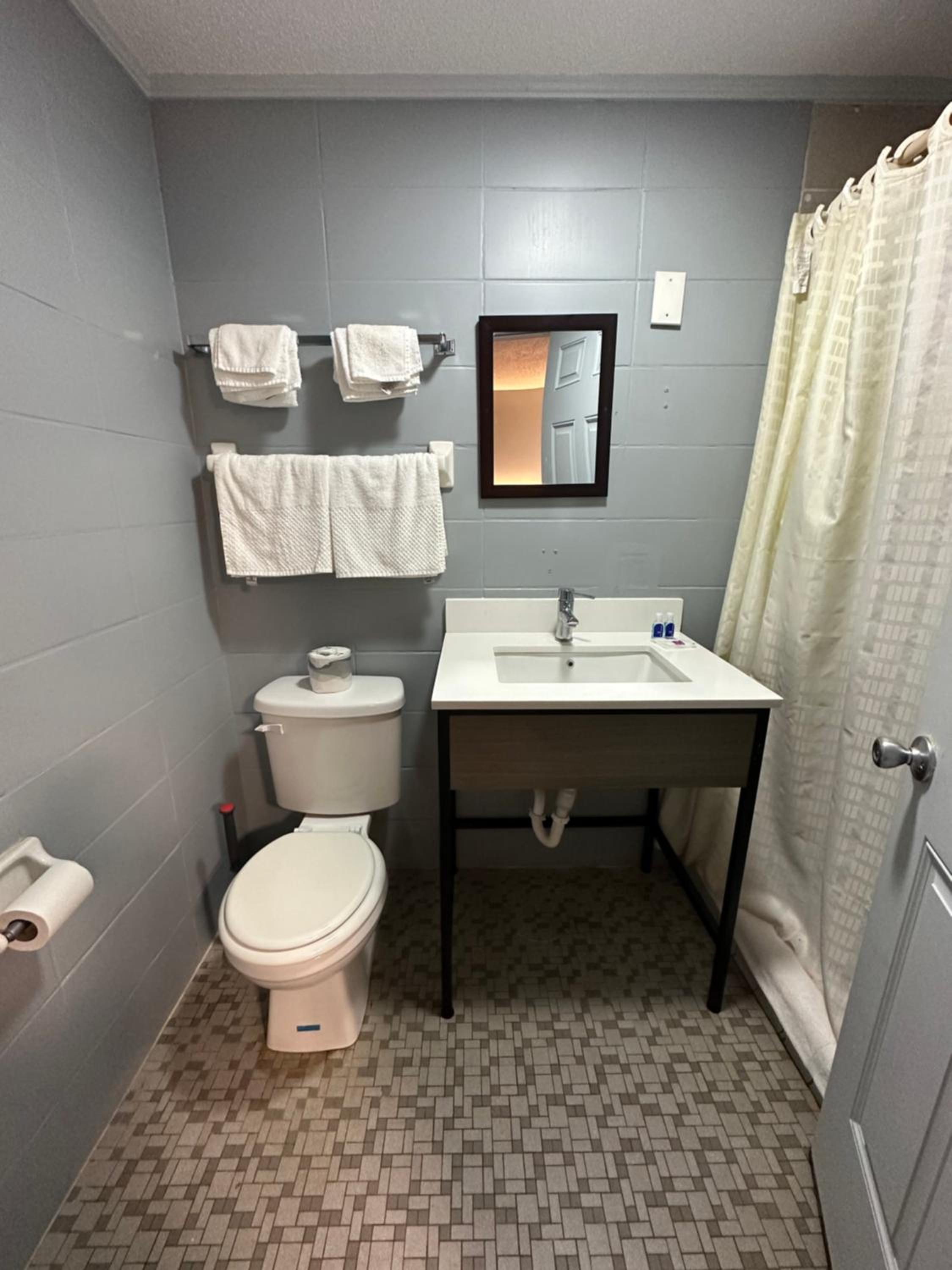 Economy Double Room with Two Double Beds - Non Smoking photo 2