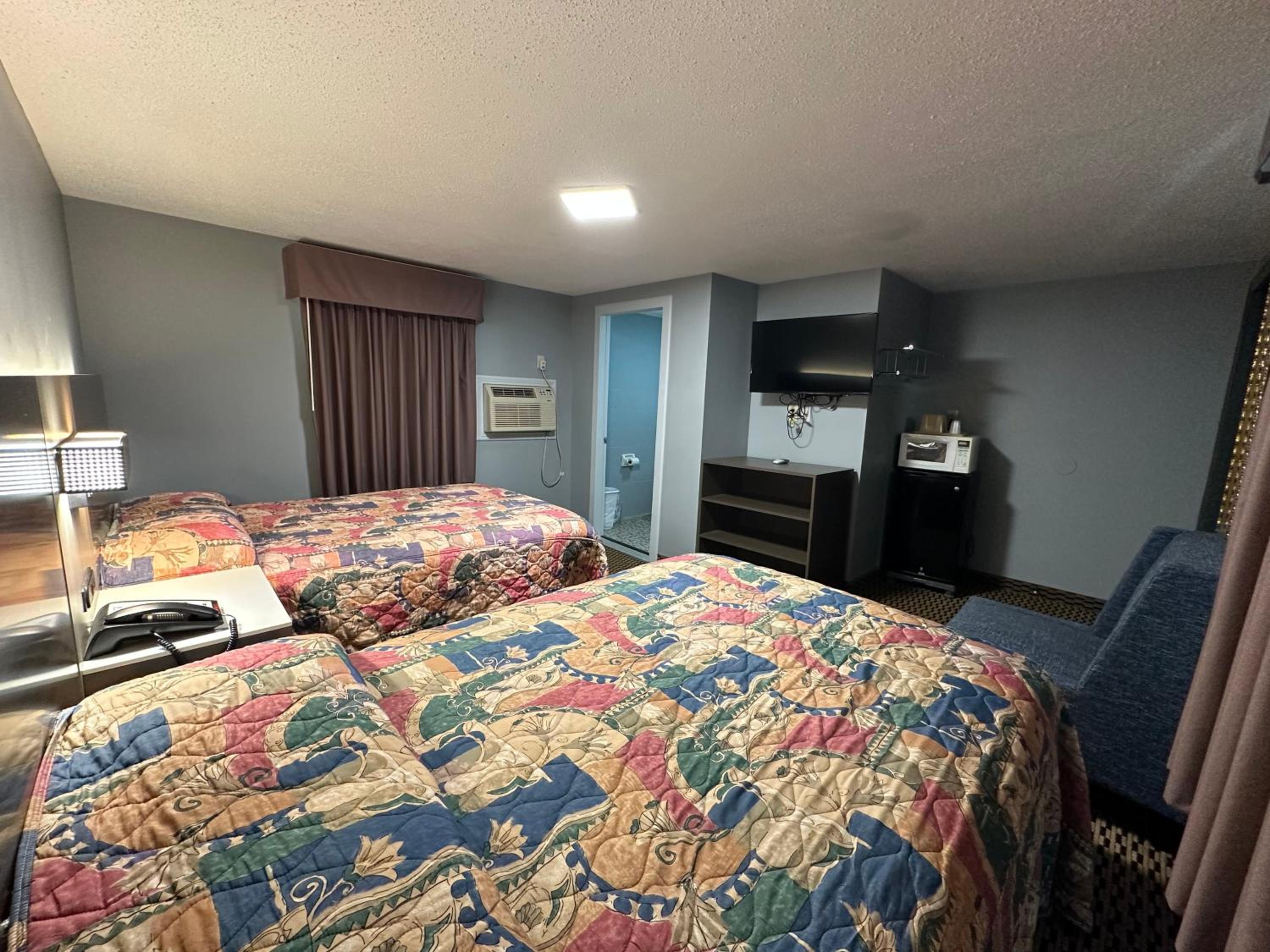 Economy Double Room with Two Double Beds - Non Smoking photo 3