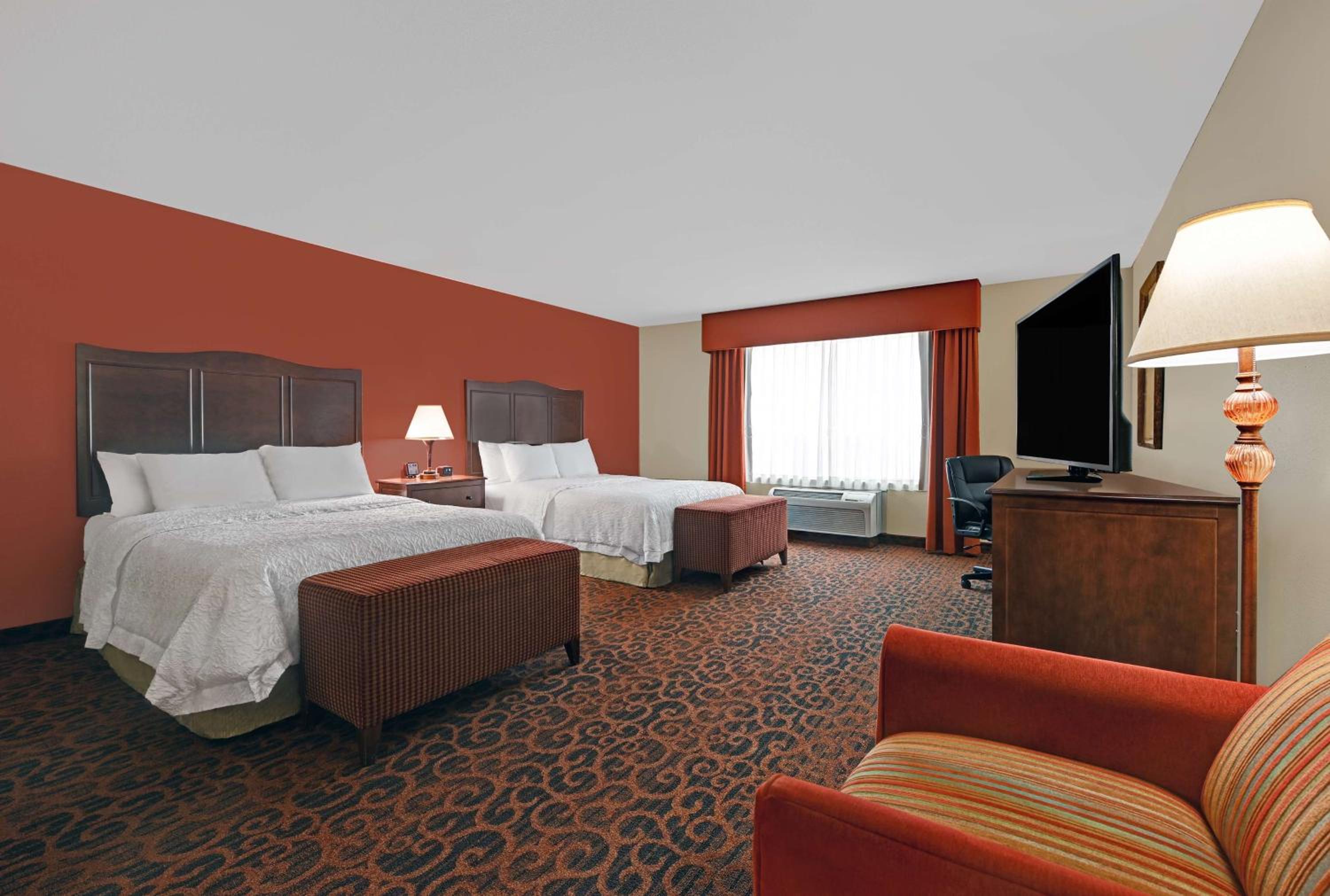 Room with Two Queen Beds - Non-Smoking - Photo 3