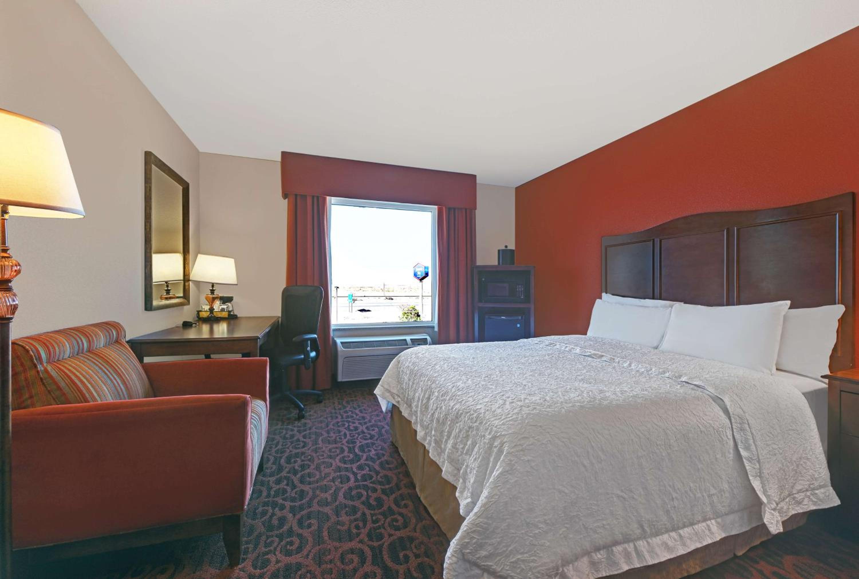 King Room with Accessible Tub - Mobility and Hearing Access/Non-Smoking - Photo 4