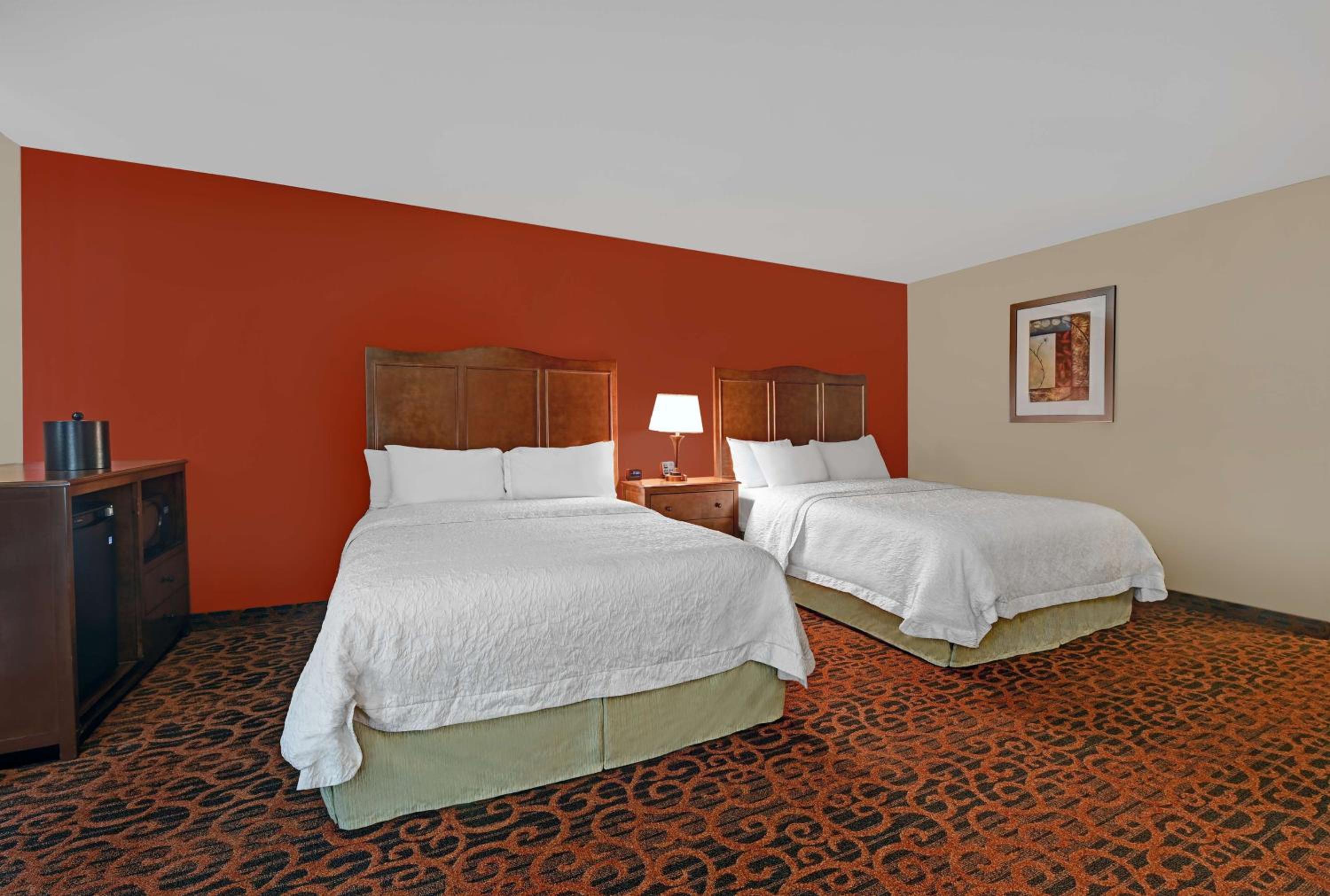 Double Room with Two Queen Beds and Bath Tub - Mobility and Hearing Access/Non-Smoking - Photo 2