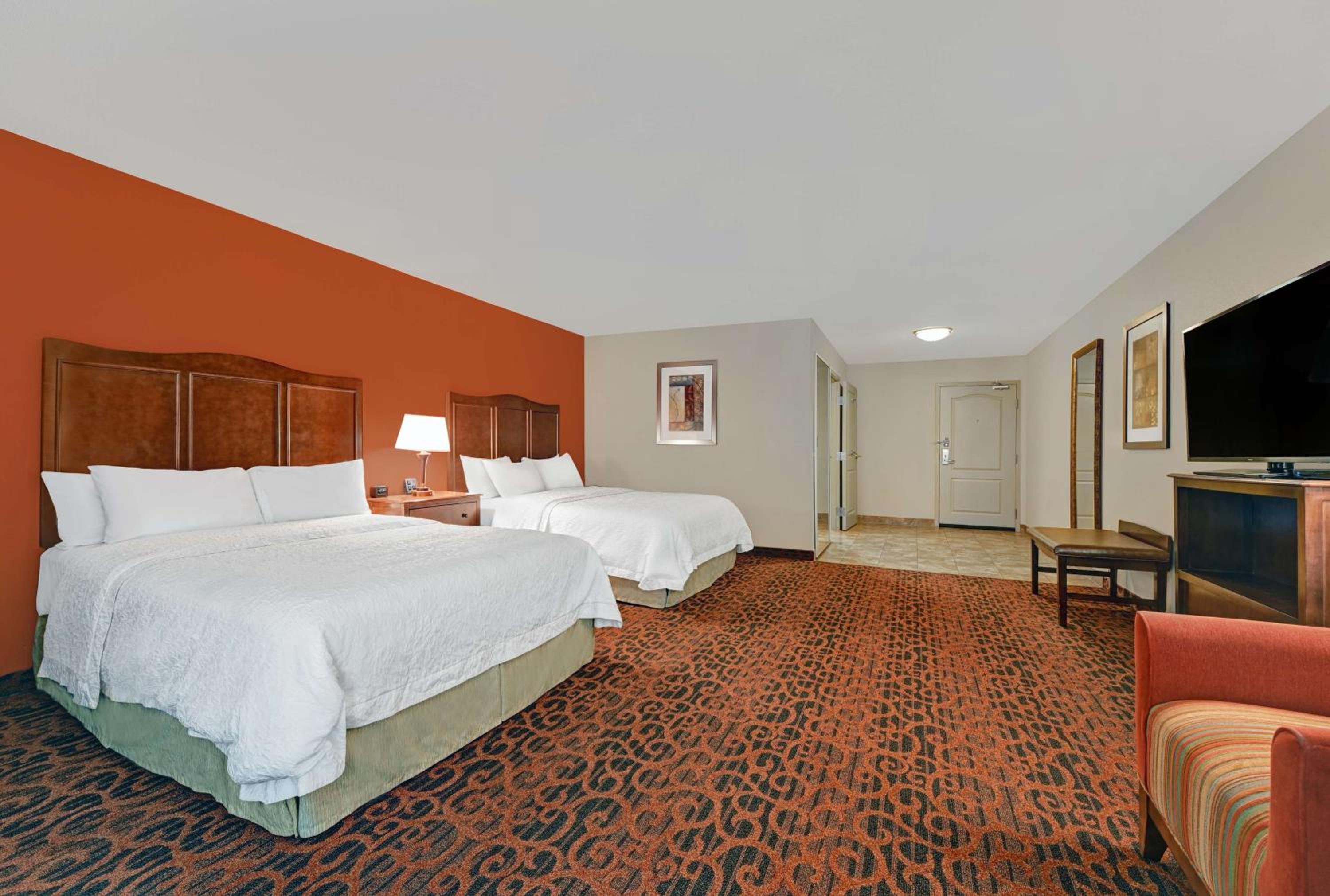 Double Room with Two Queen Beds and Bath Tub - Mobility and Hearing Access/Non-Smoking - Photo 3