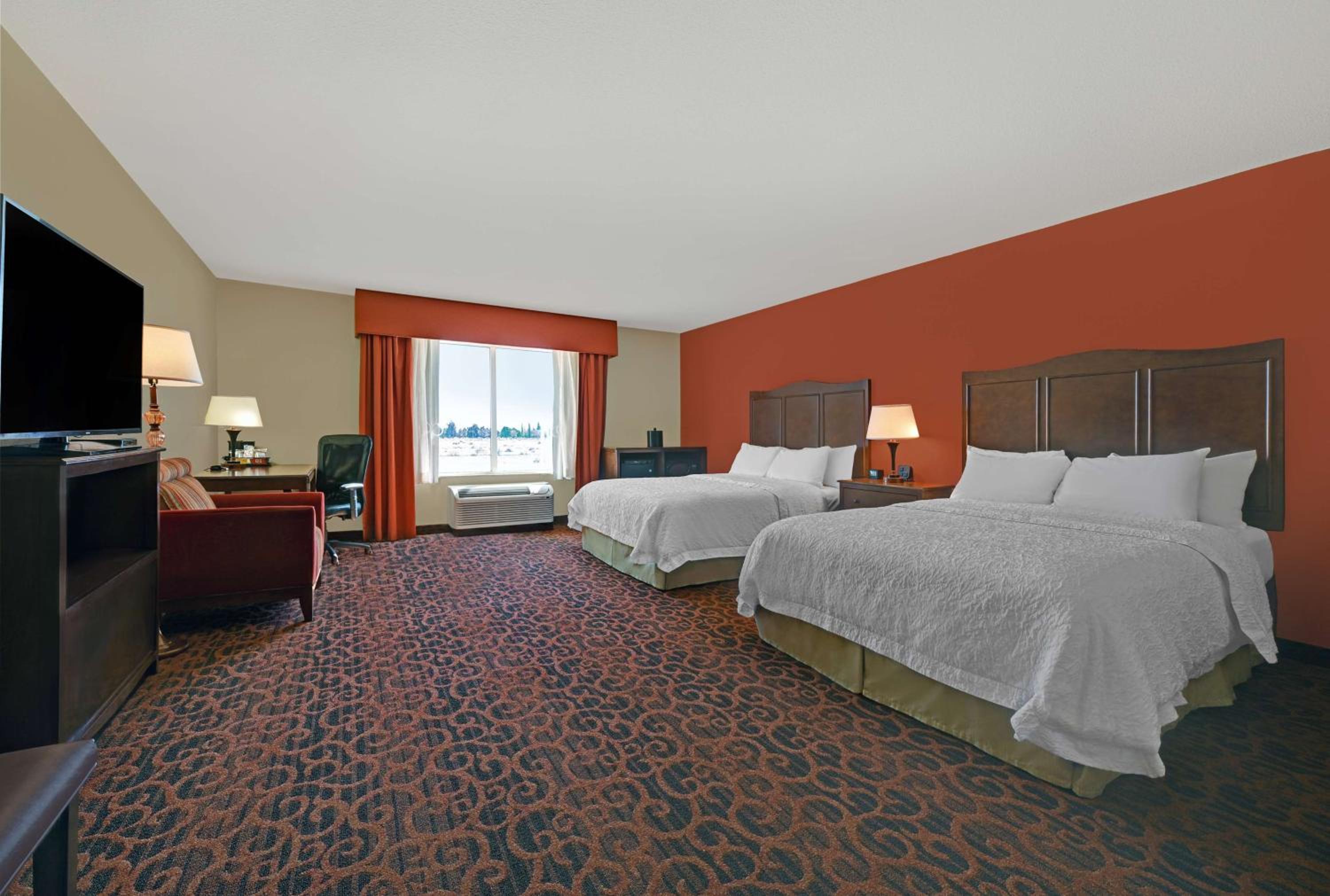 Double Room with Two Queen Beds and Bath Tub - Mobility and Hearing Access/Non-Smoking - Photo 4