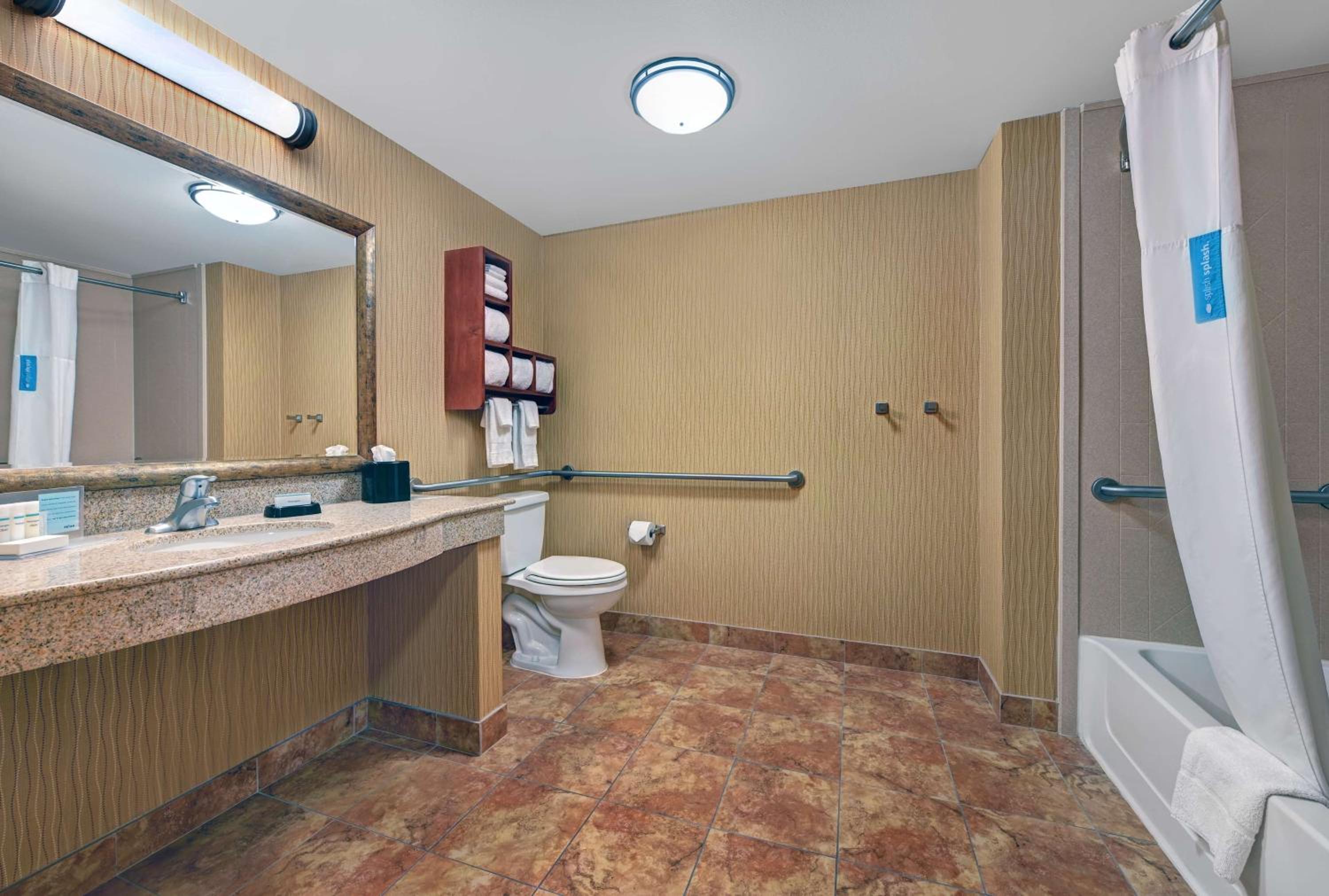 Double Room with Two Queen Beds and Bath Tub - Mobility and Hearing Access/Non-Smoking - Photo 8