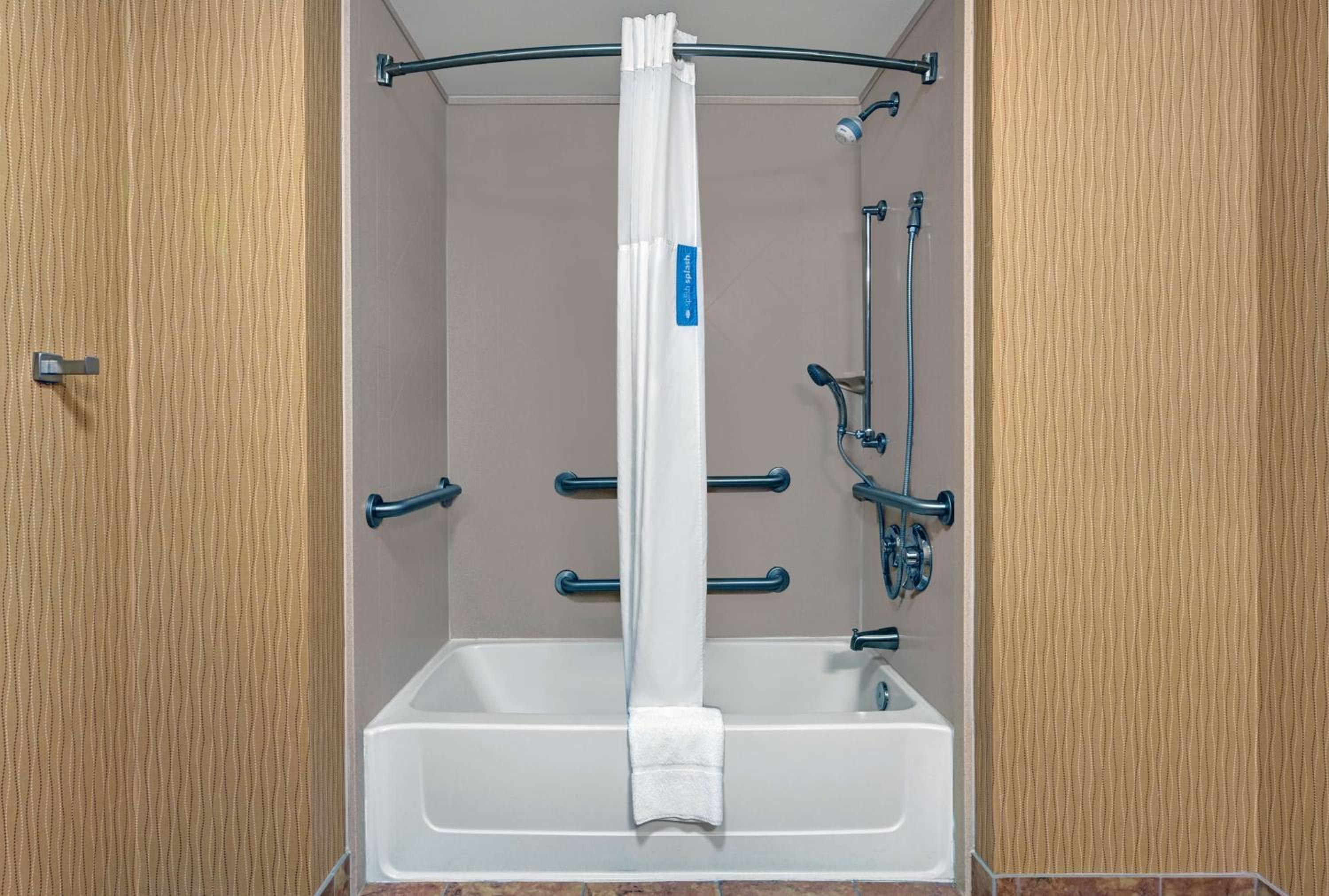 Double Room with Two Queen Beds and Bath Tub - Mobility and Hearing Access/Non-Smoking - Photo 9