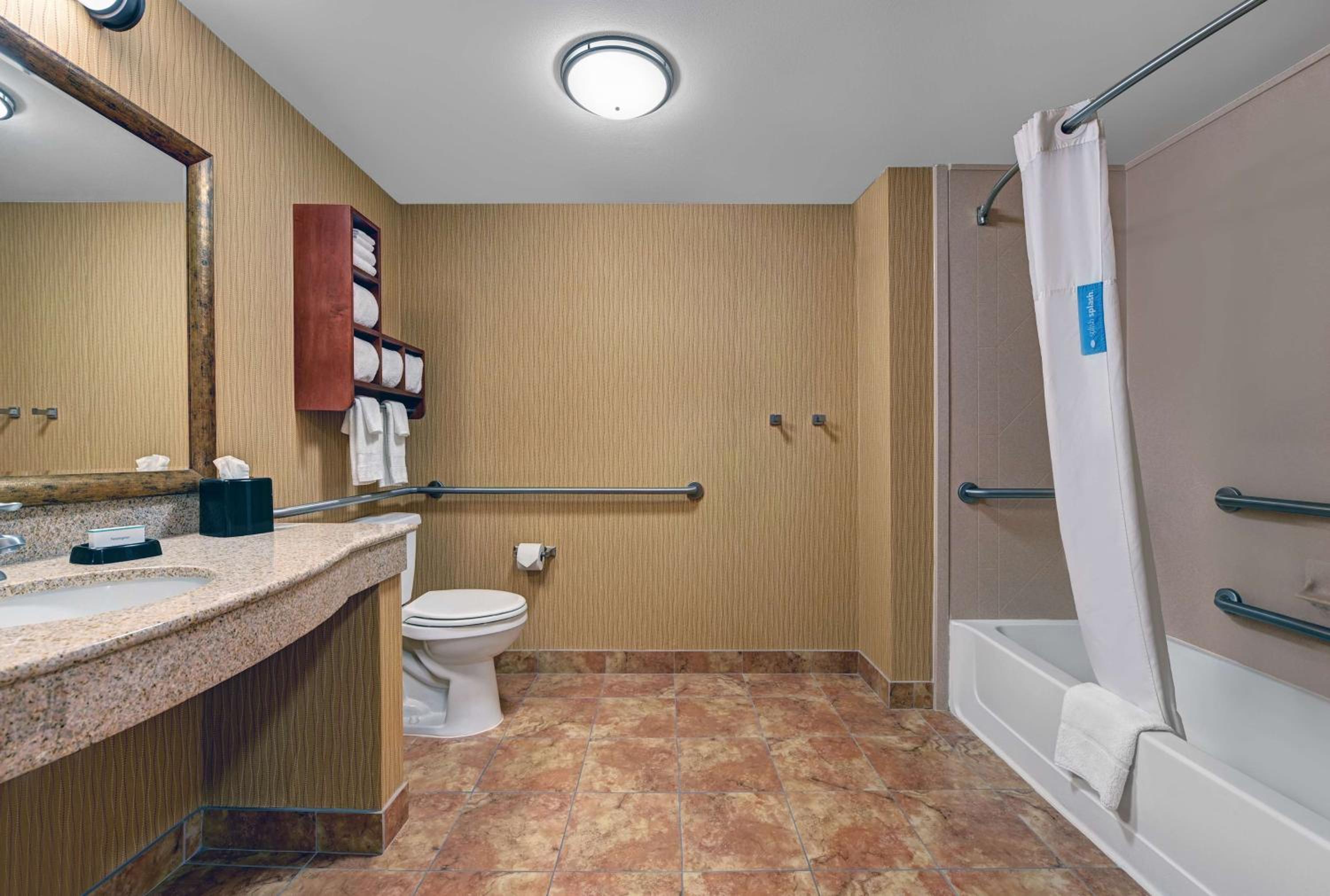 Double Room with Two Queen Beds and Bath Tub - Mobility and Hearing Access/Non-Smoking - Photo 10
