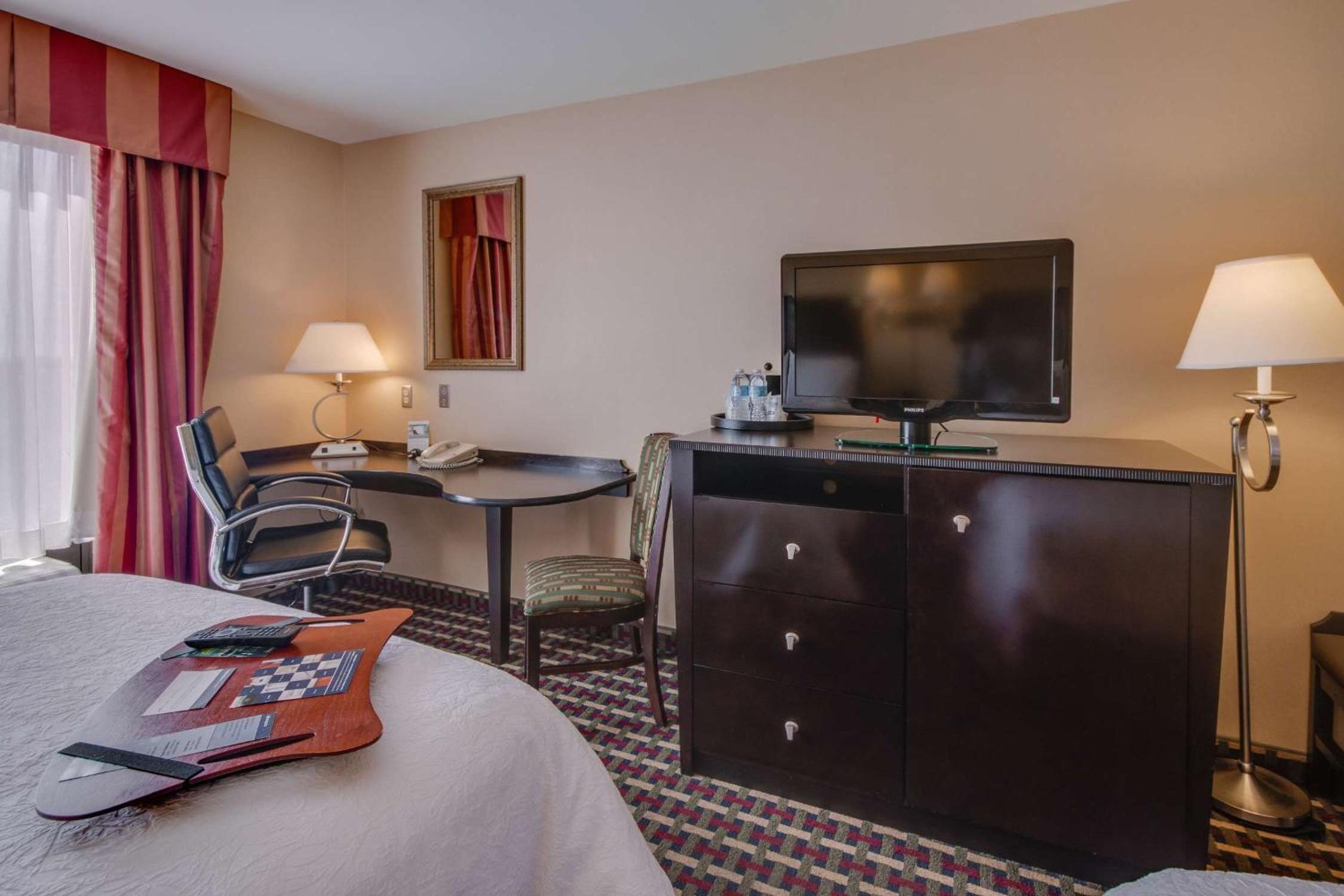 Room with Two Queen Beds - Non-Smoking - Photo 2