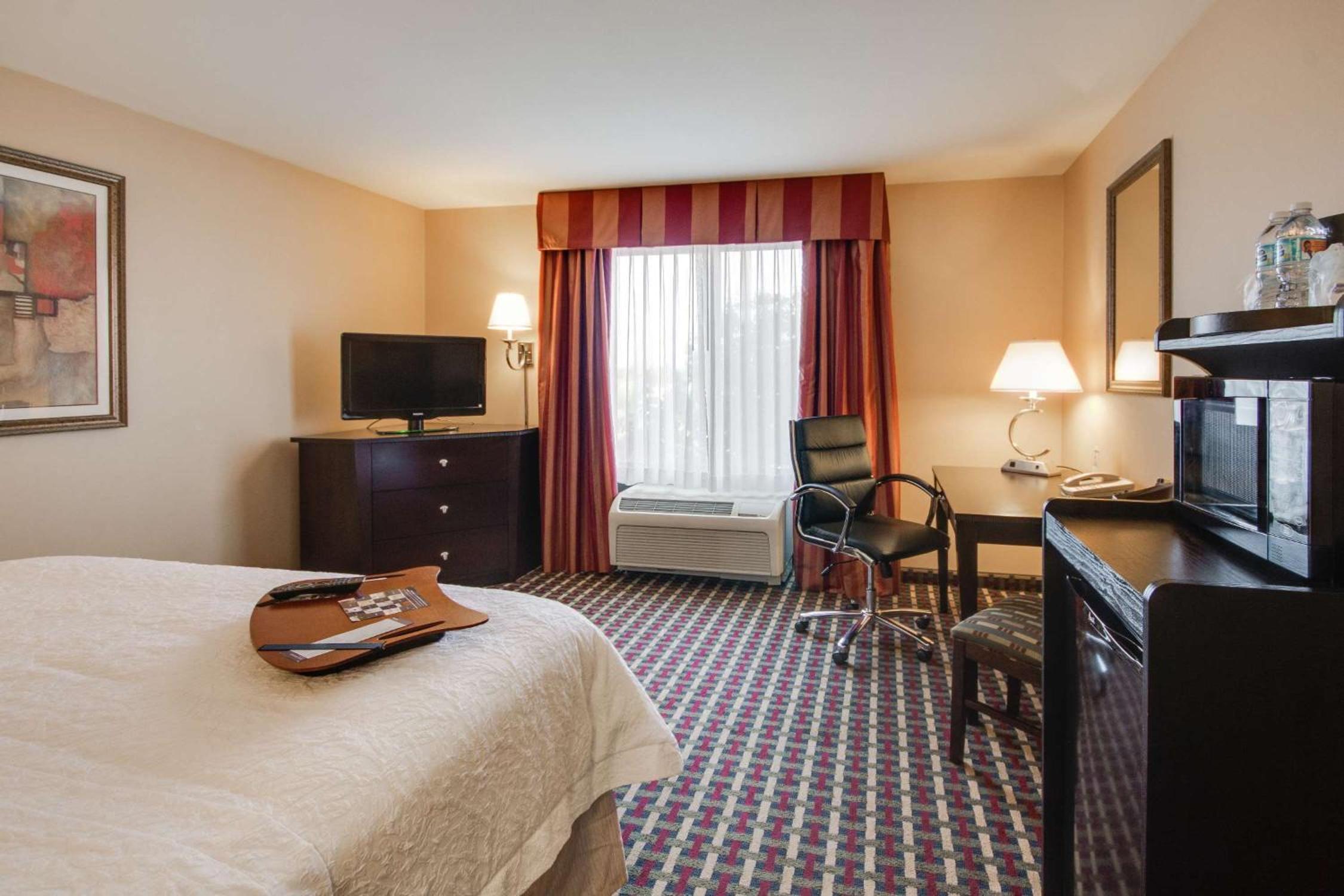 King Room with King Bed - Non-Smoking - Photo 1
