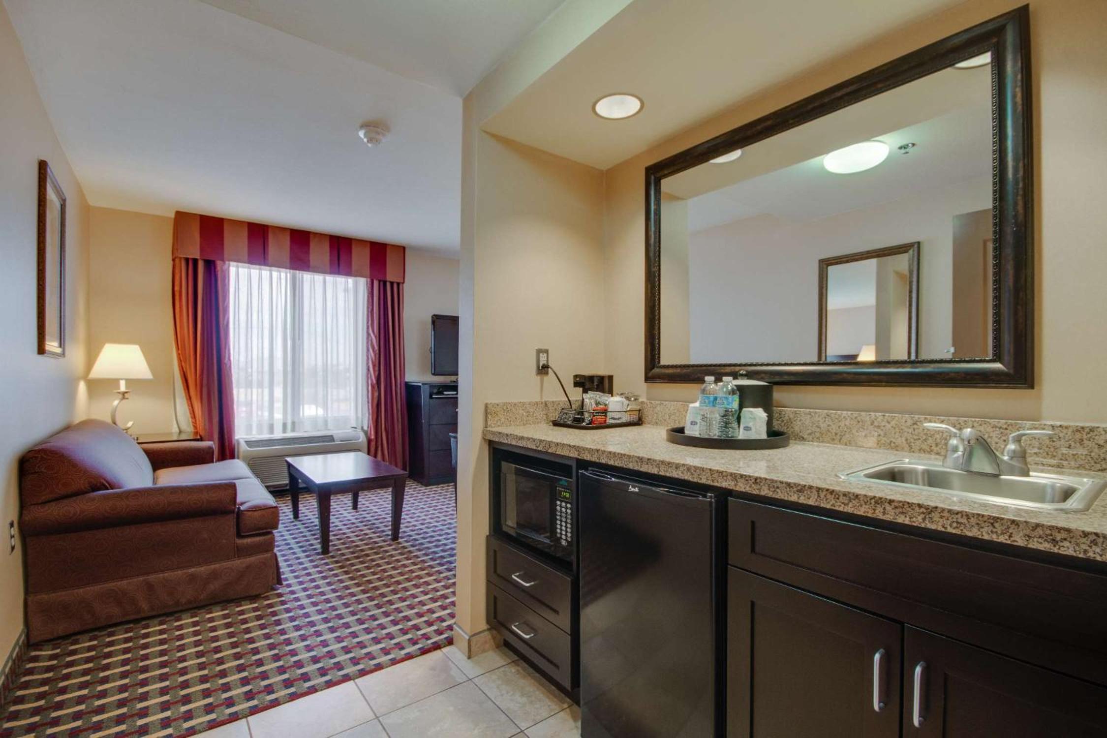 King Studio Suite - Non-Smoking - Photo 3