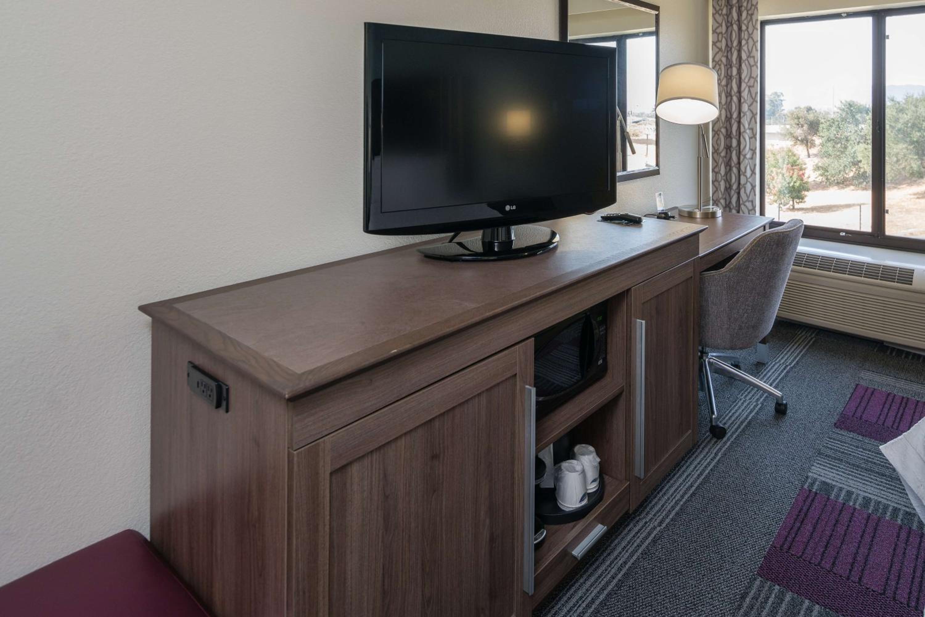 King Room with King Bed - Non-Smoking - Photo 6