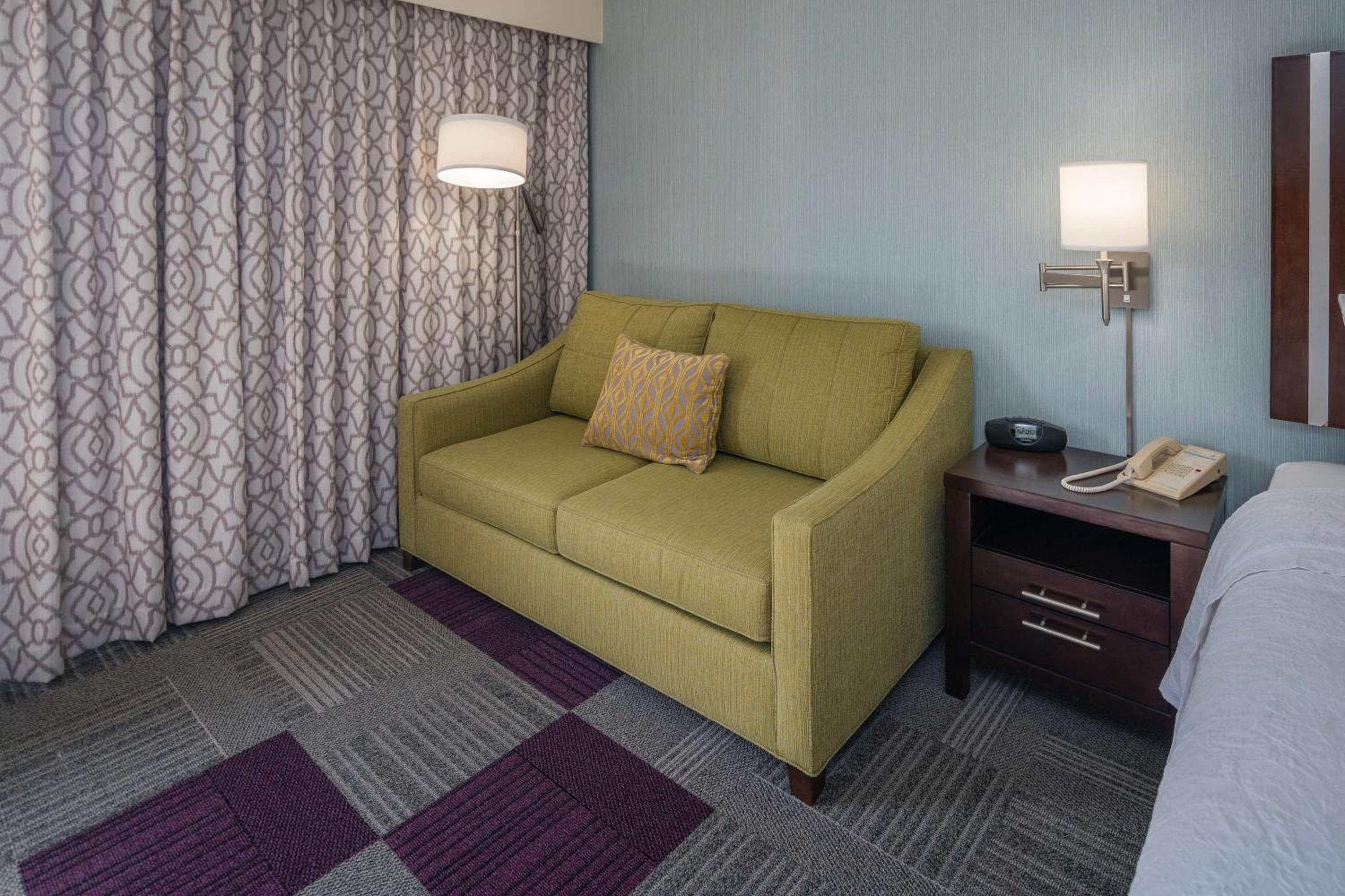 King Room with King Bed - Non-Smoking - Photo 7