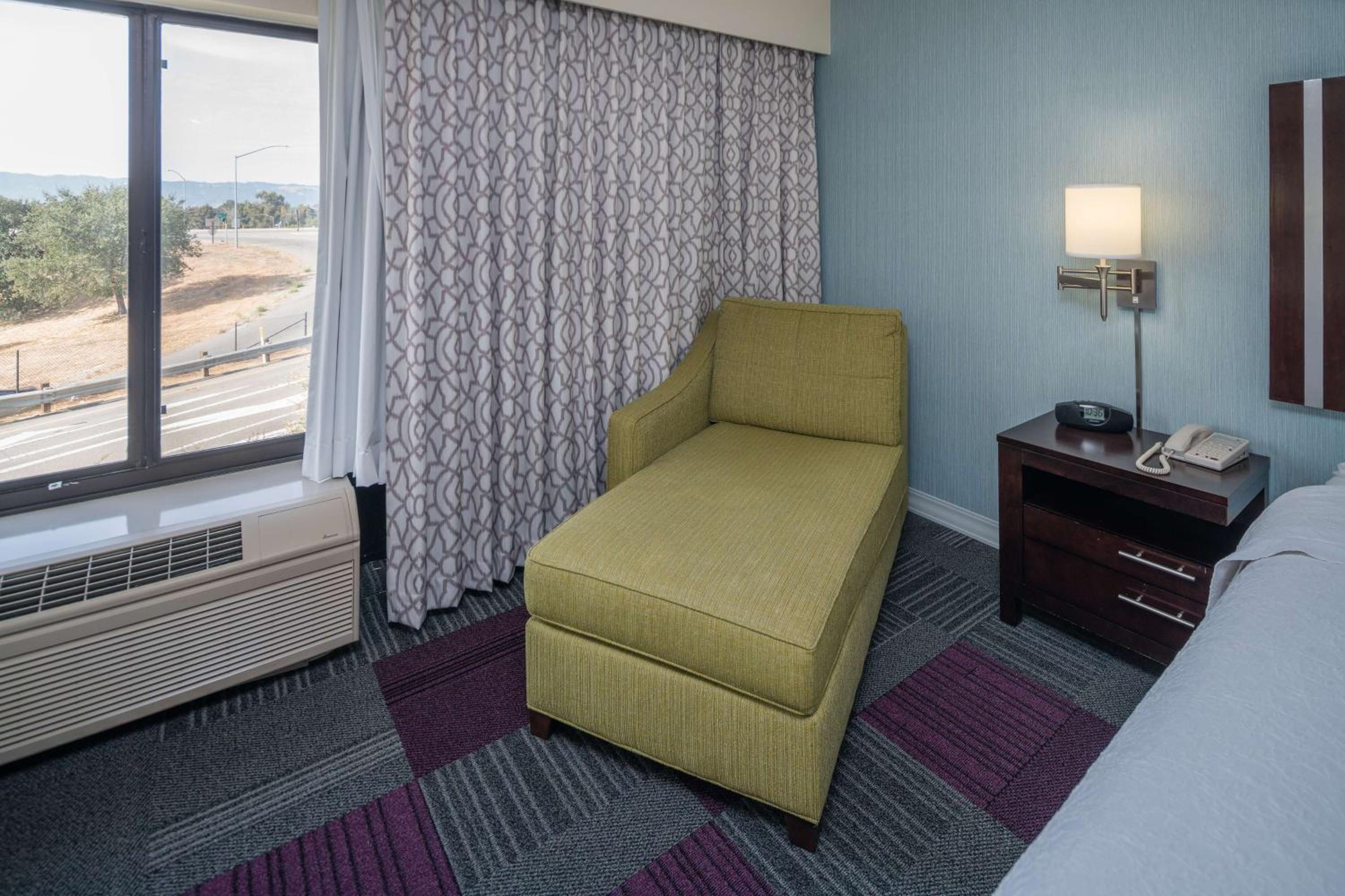 King Room with King Bed - Non-Smoking - Photo 8