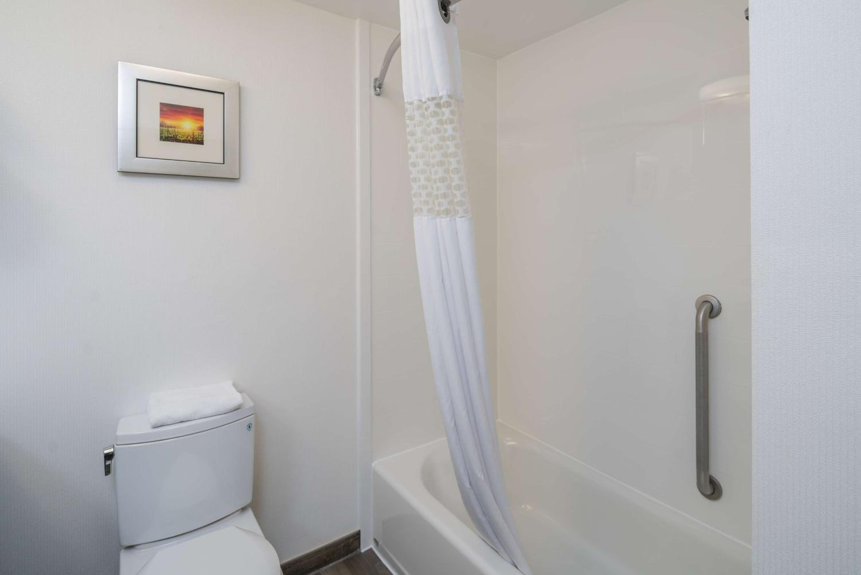 King Room with King Bed - Non-Smoking - Photo 9