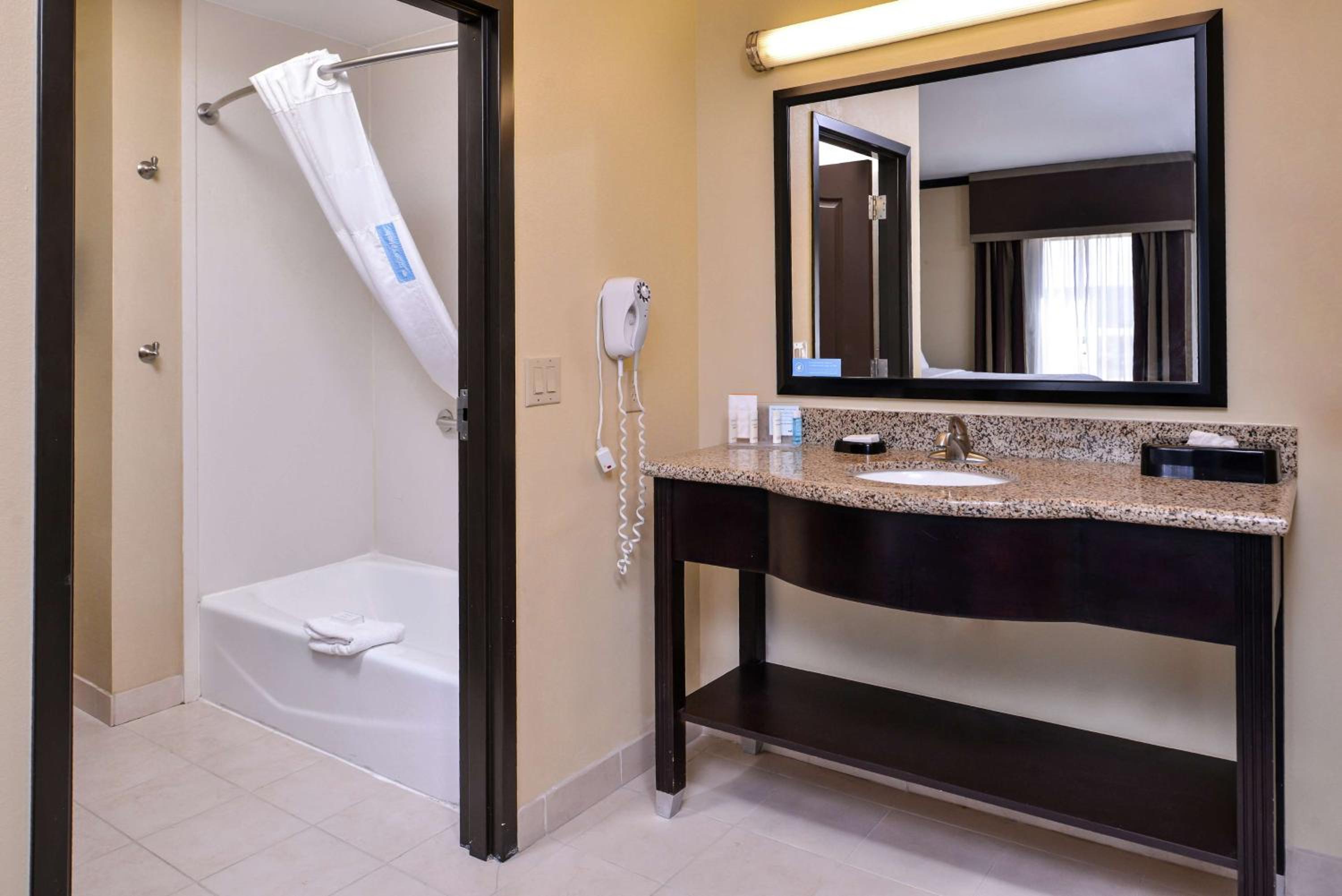 Queen Studio Suite with Two Queen Beds - Non-Smoking - Photo 10