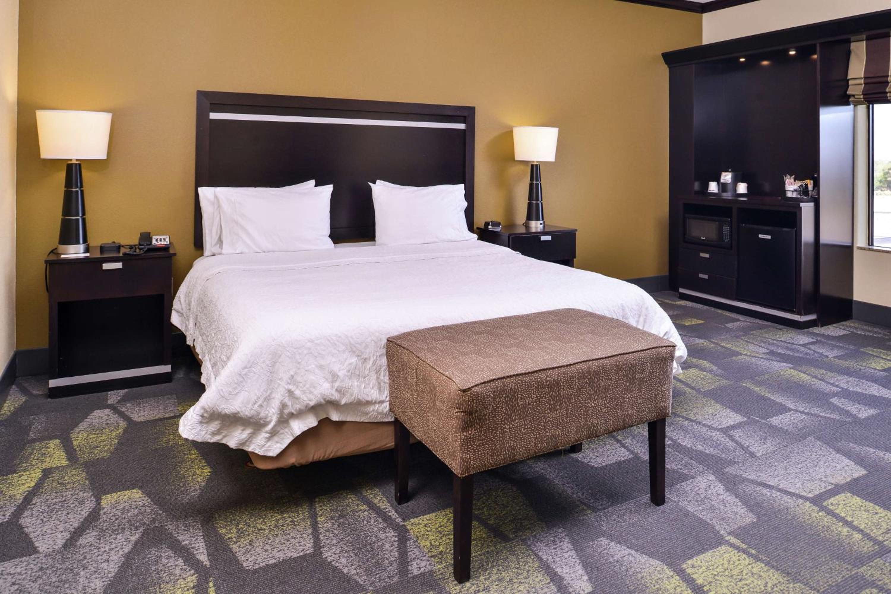 King Room with King Bed - Non-Smoking - Photo 1