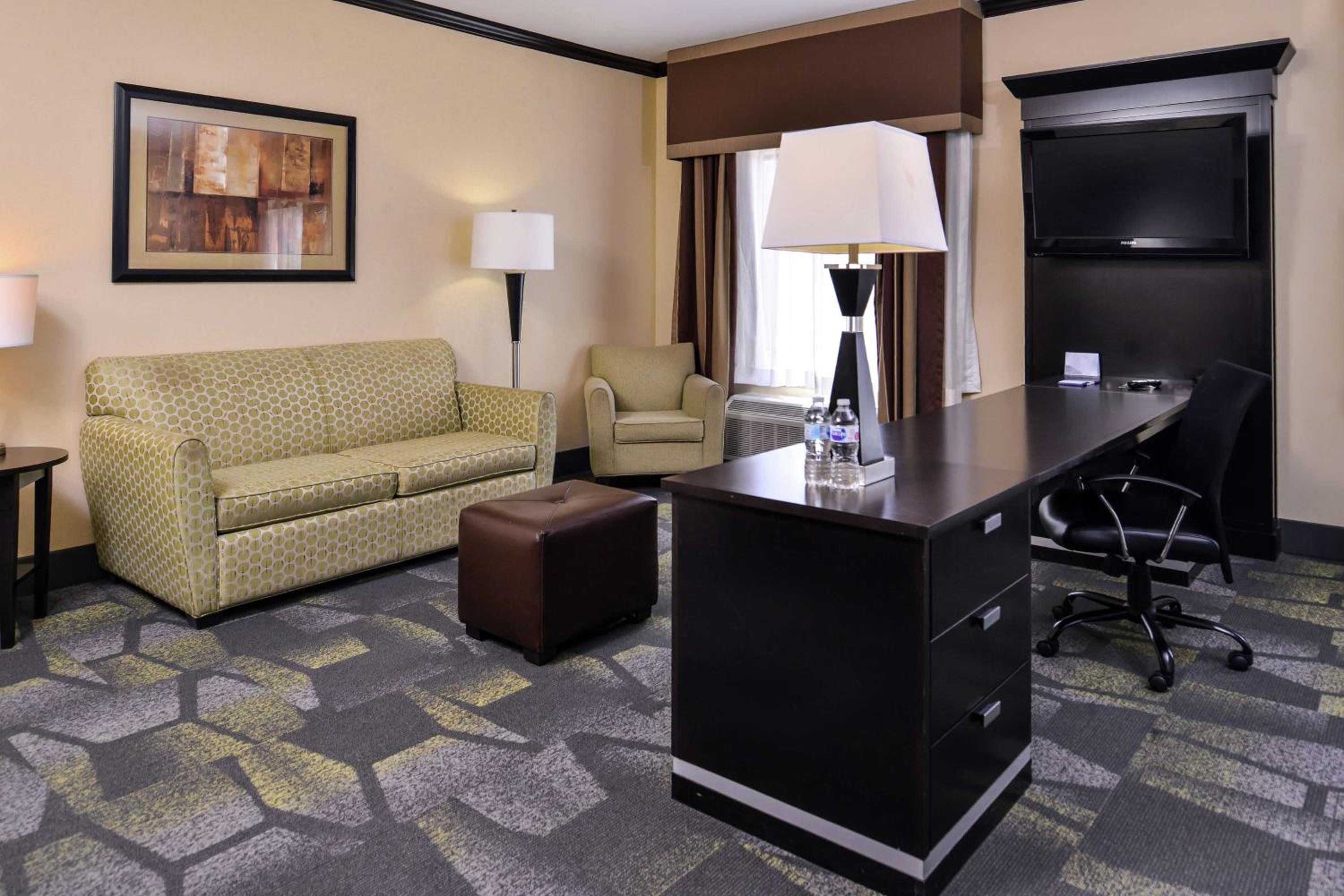 Queen Studio Suite with Two Queen Beds - Non-Smoking - Photo 5