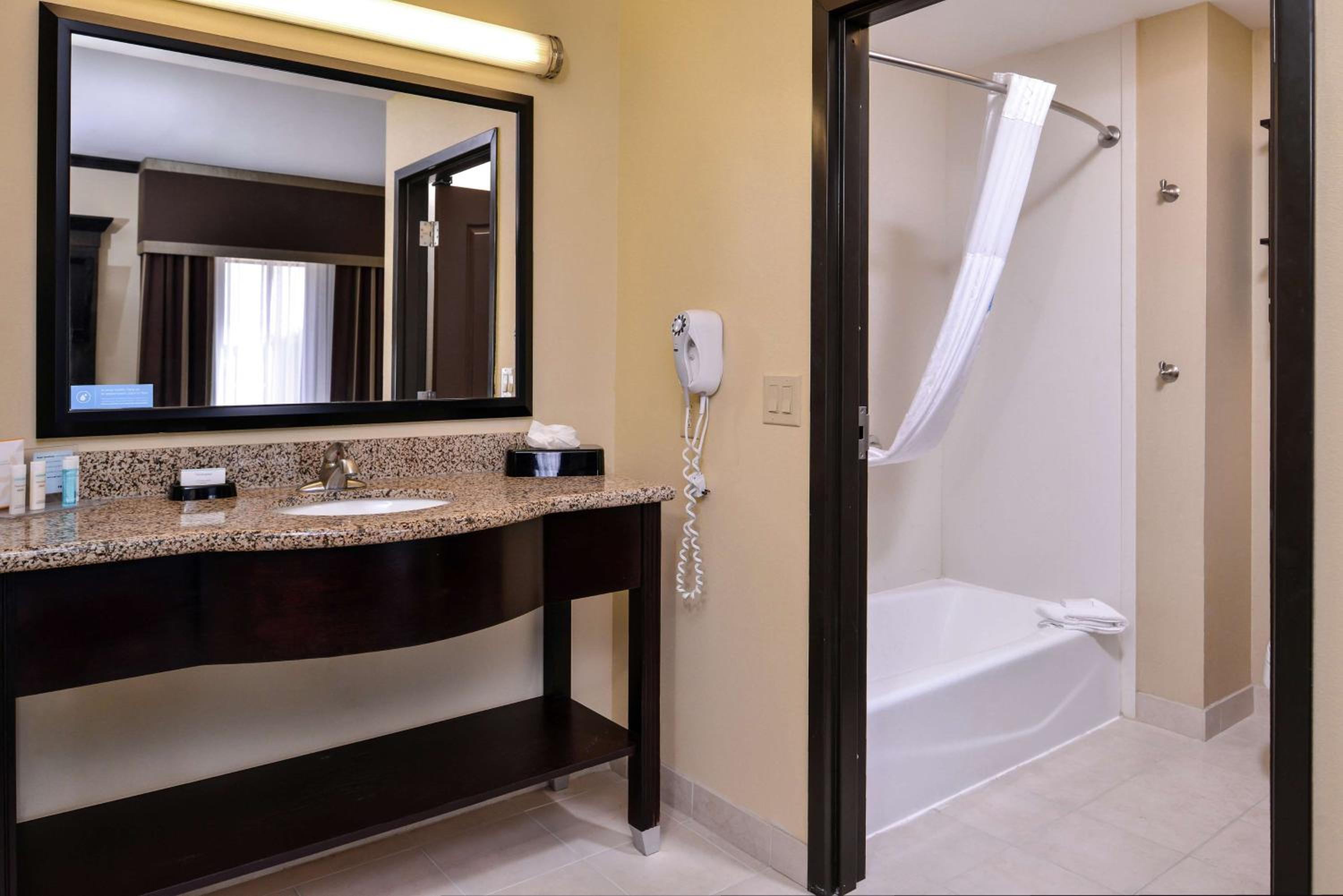 Queen Studio Suite with Two Queen Beds - Non-Smoking - Photo 9