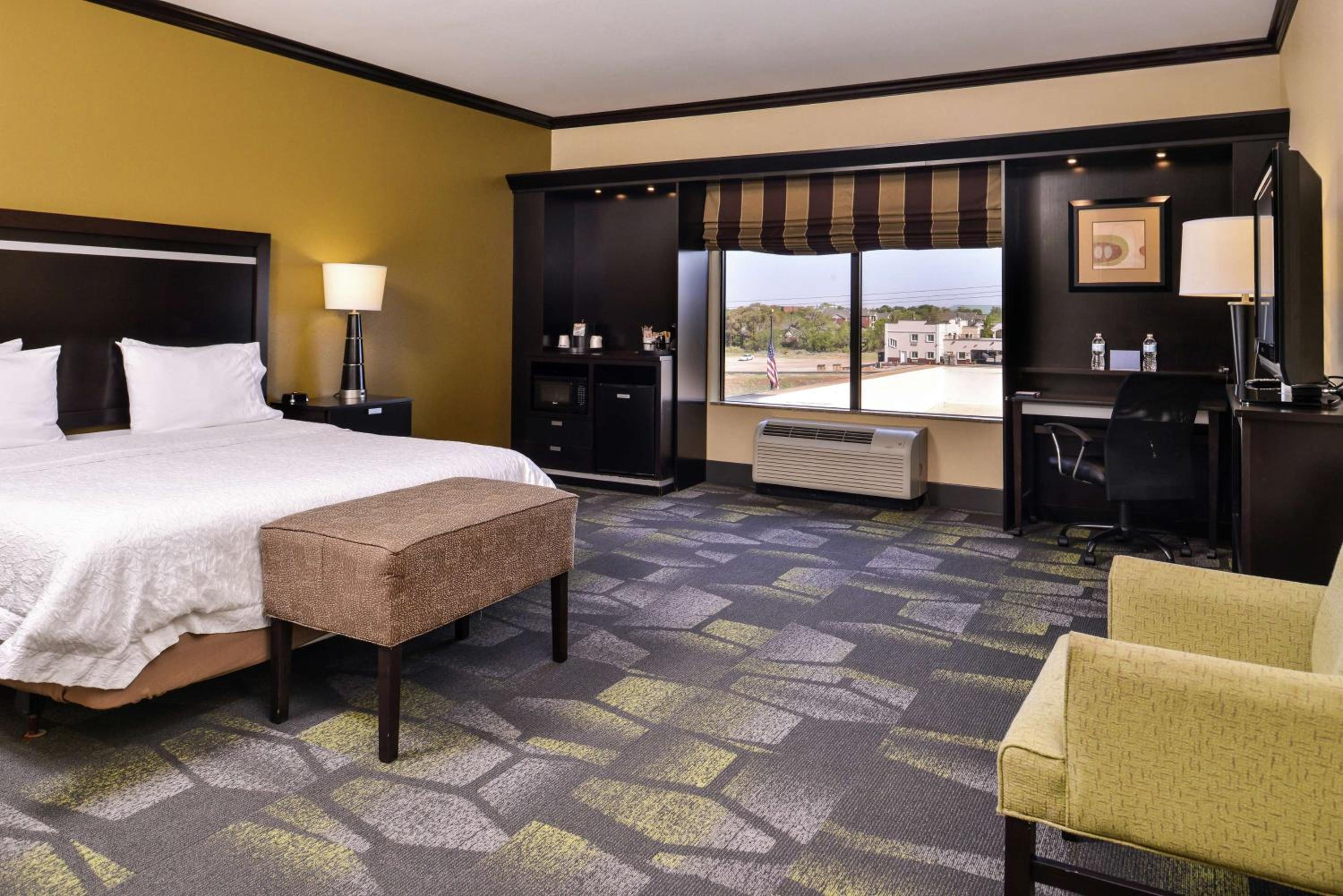 King Room with King Bed - Non-Smoking - Photo 2