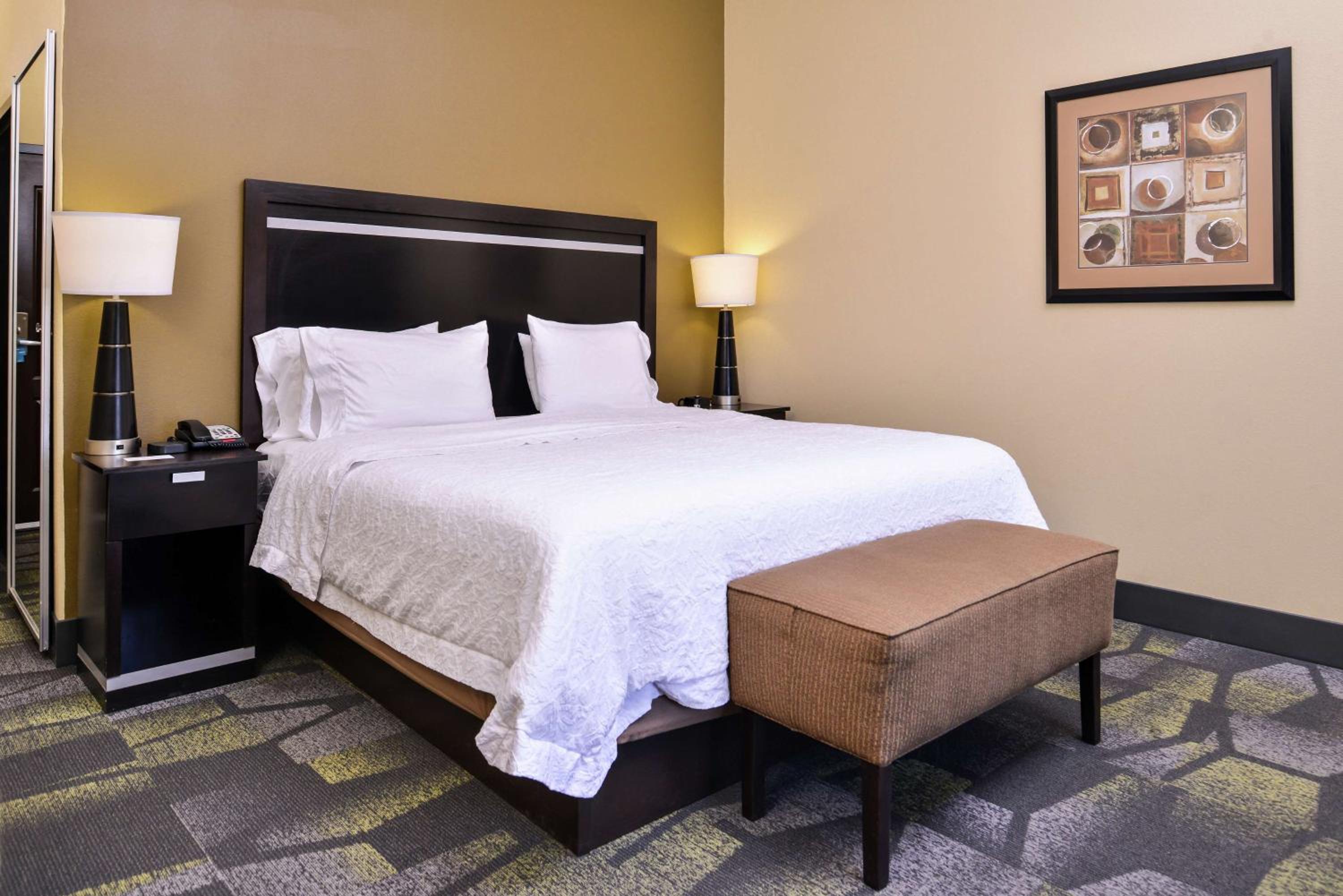 King Room with King Bed - Non-Smoking - Photo 3