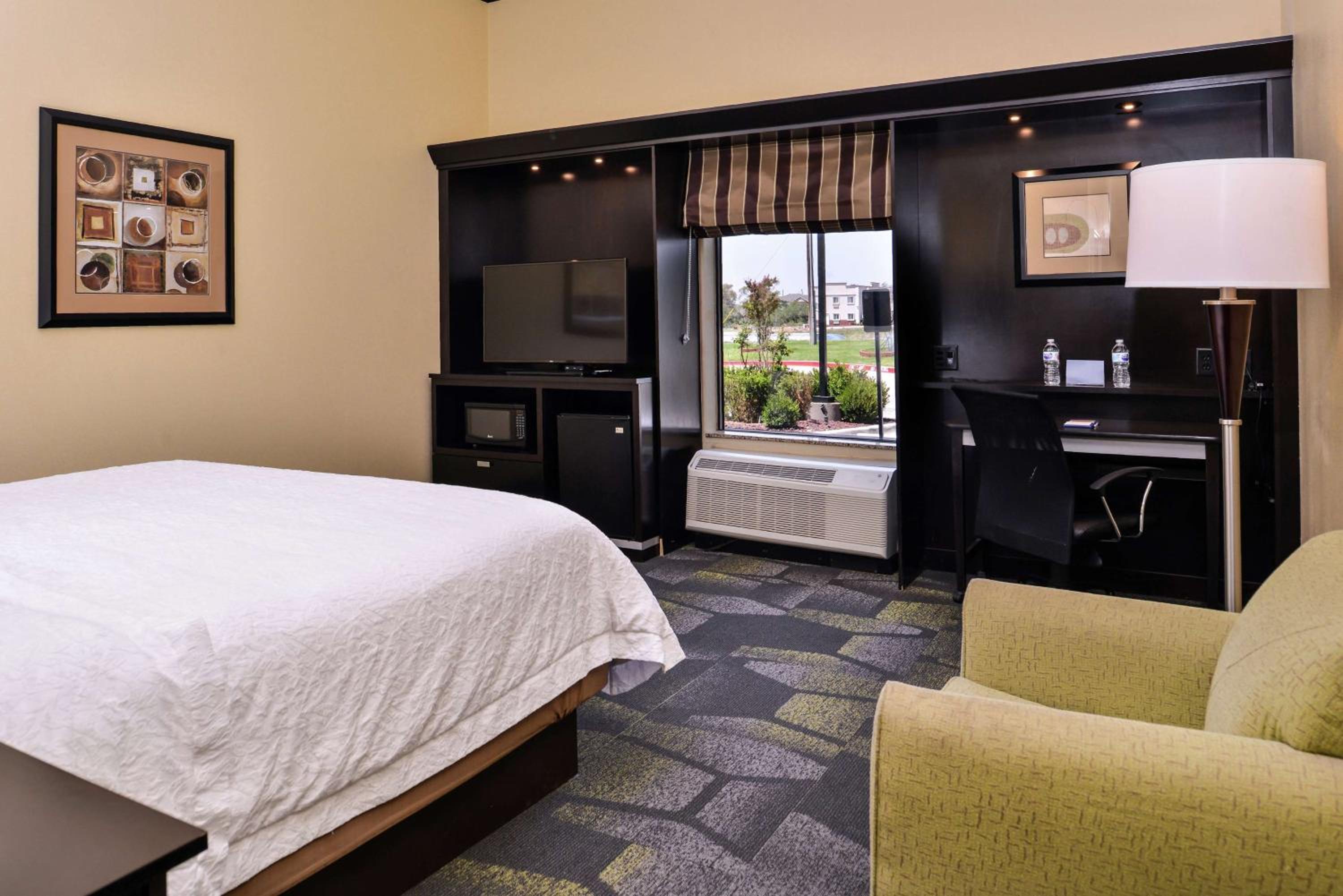 King Room with King Bed - Non-Smoking - Photo 4