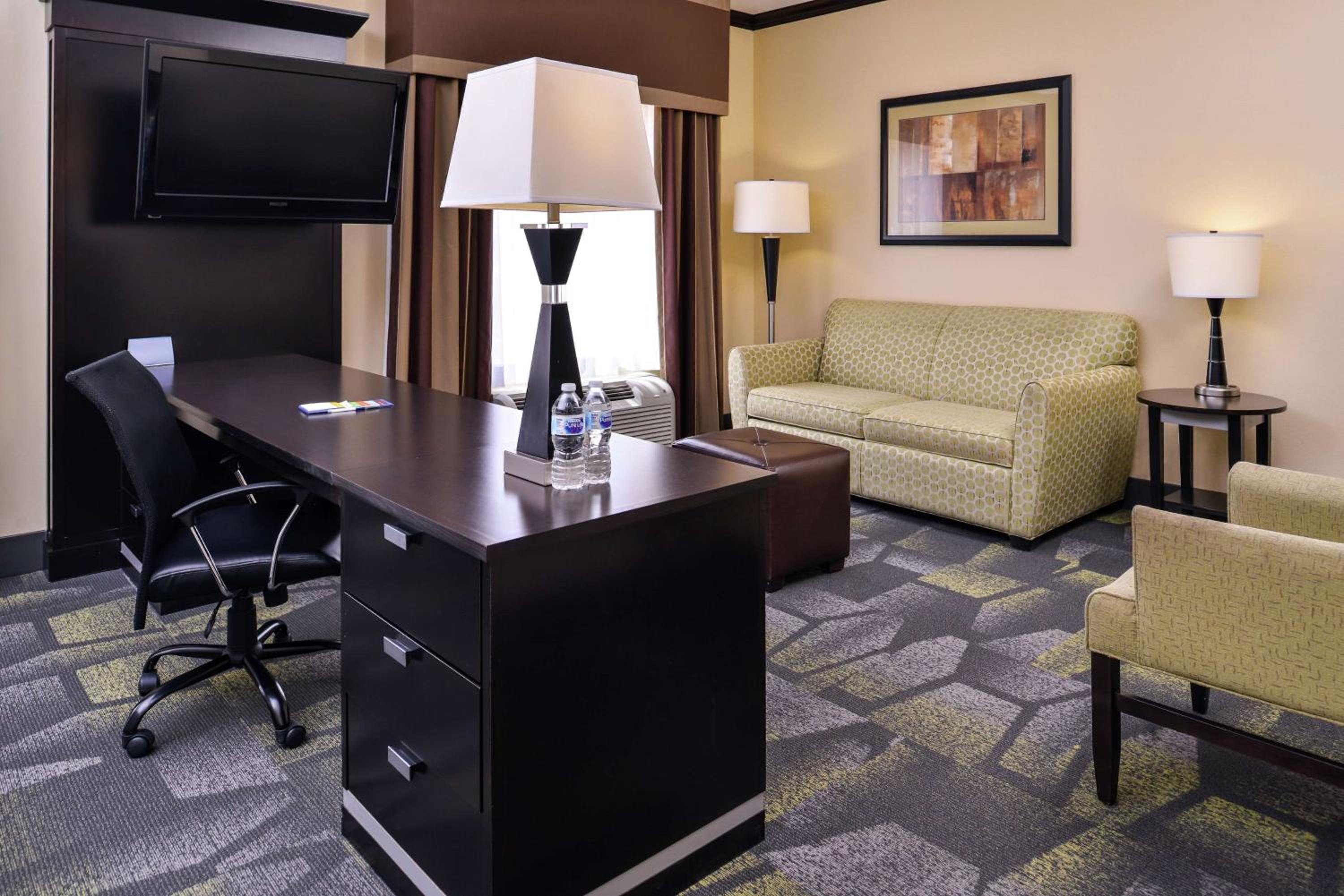 Queen Studio Suite with Two Queen Beds - Non-Smoking - Photo 1