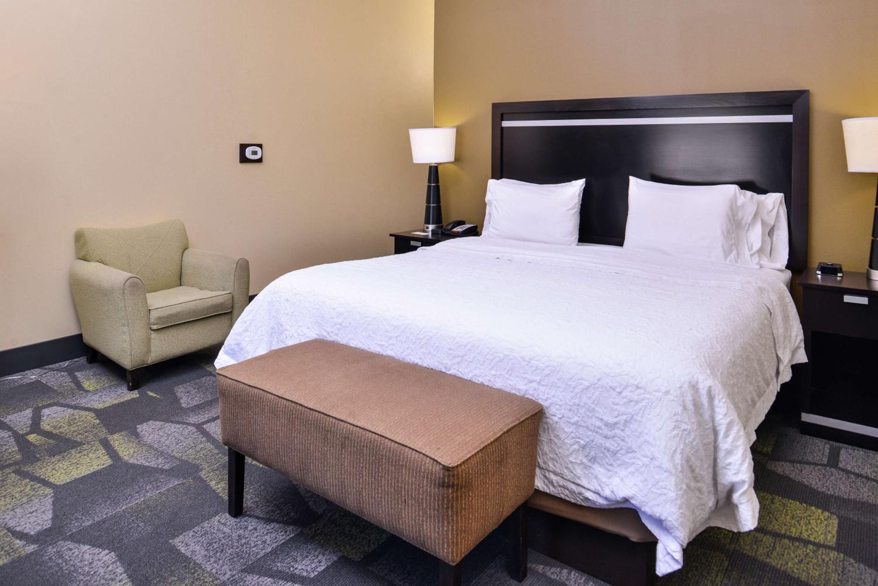 King Room with King Bed - Non-Smoking - Photo 5