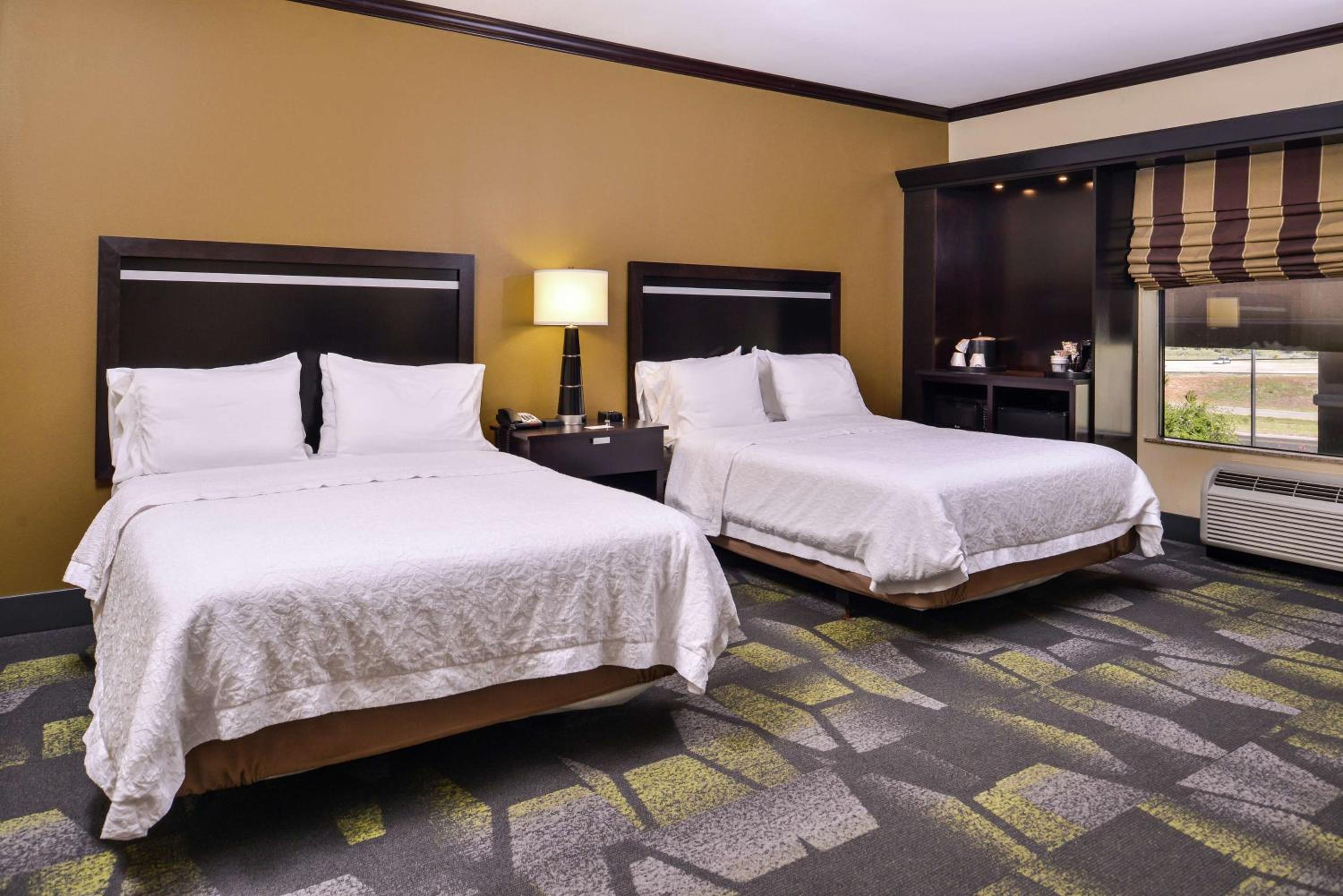 Room with Two Queen Beds - Non-Smoking - Photo 4