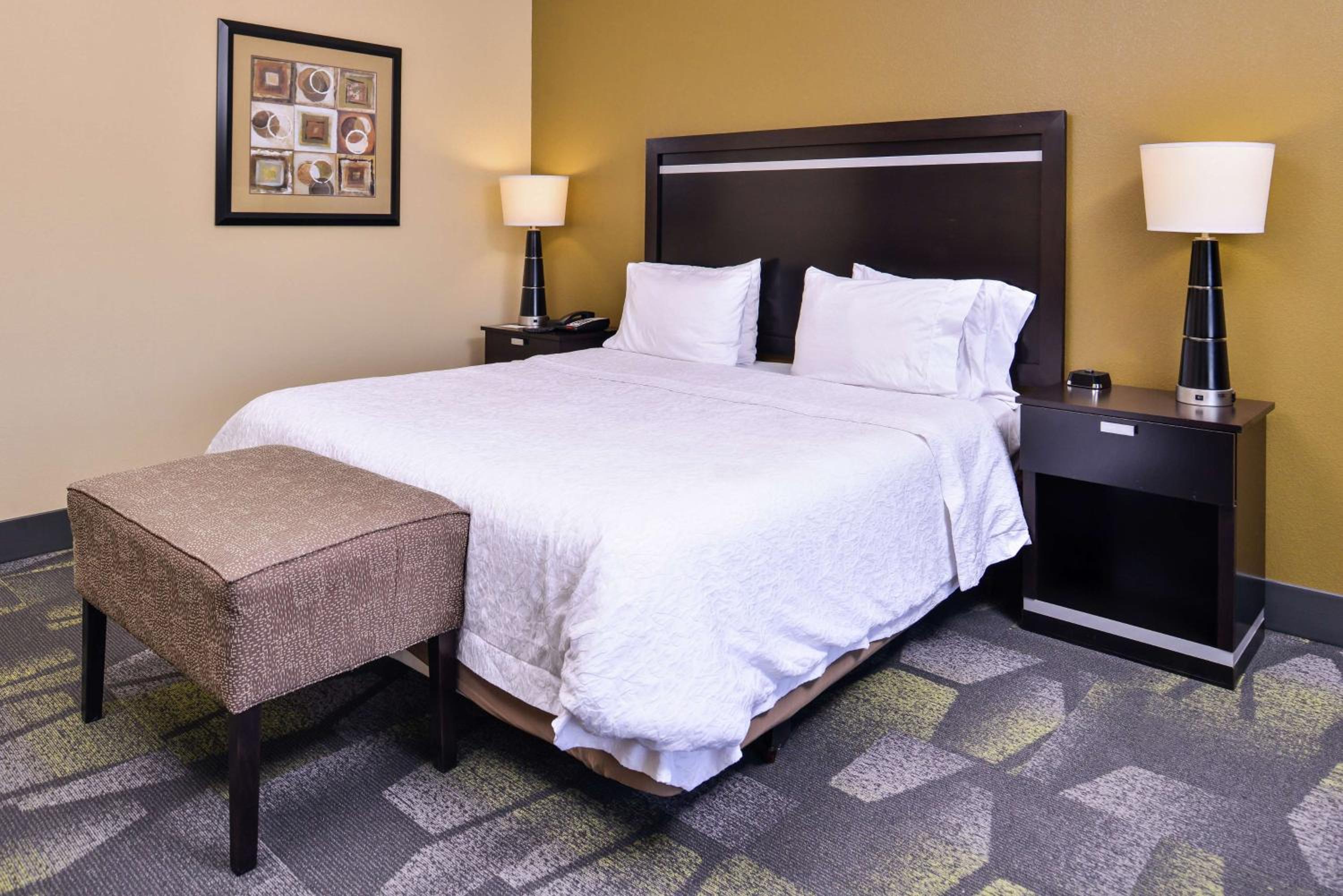 King Room with King Bed - Non-Smoking - Photo 8