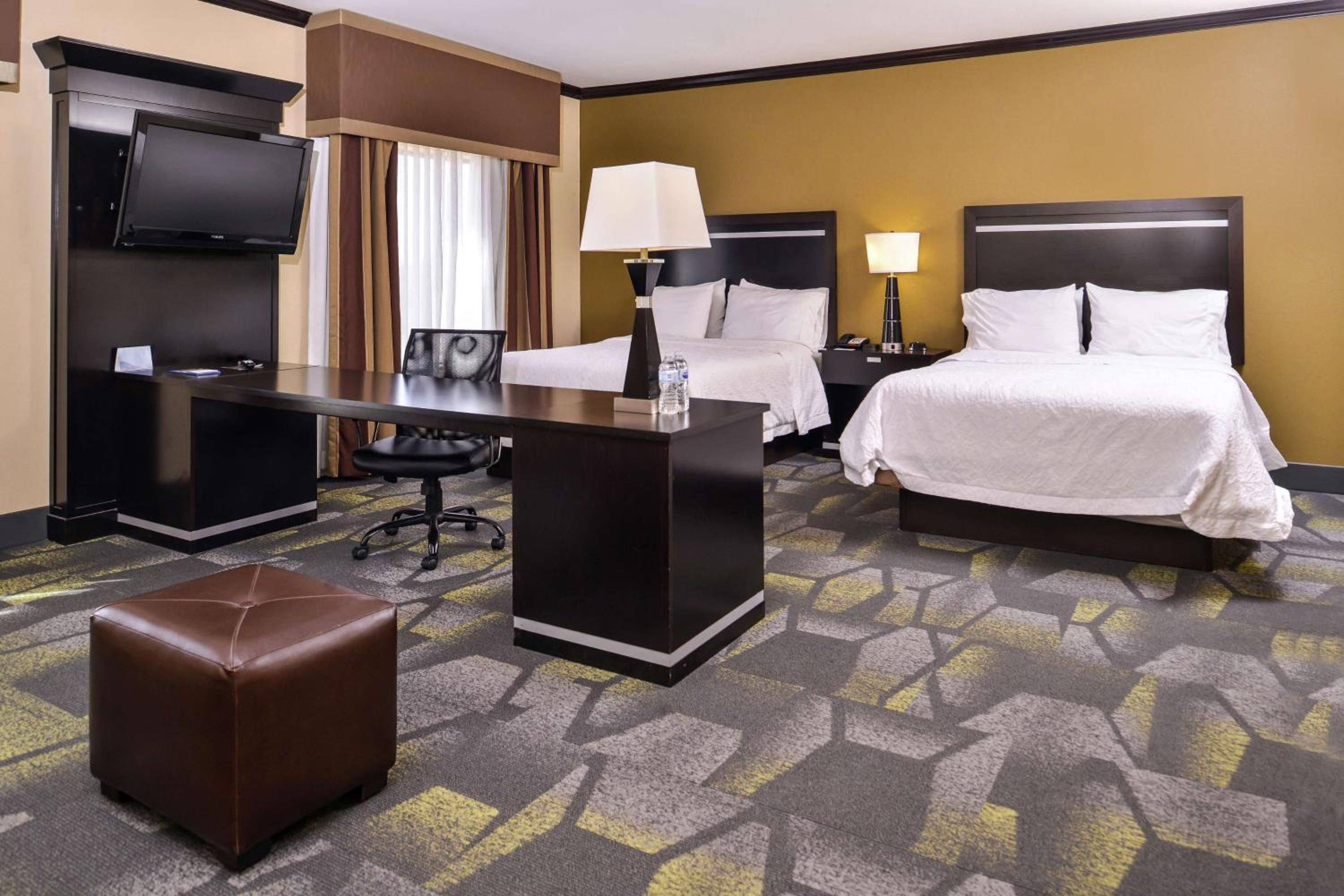 Queen Studio Suite with Two Queen Beds - Non-Smoking - Photo 4