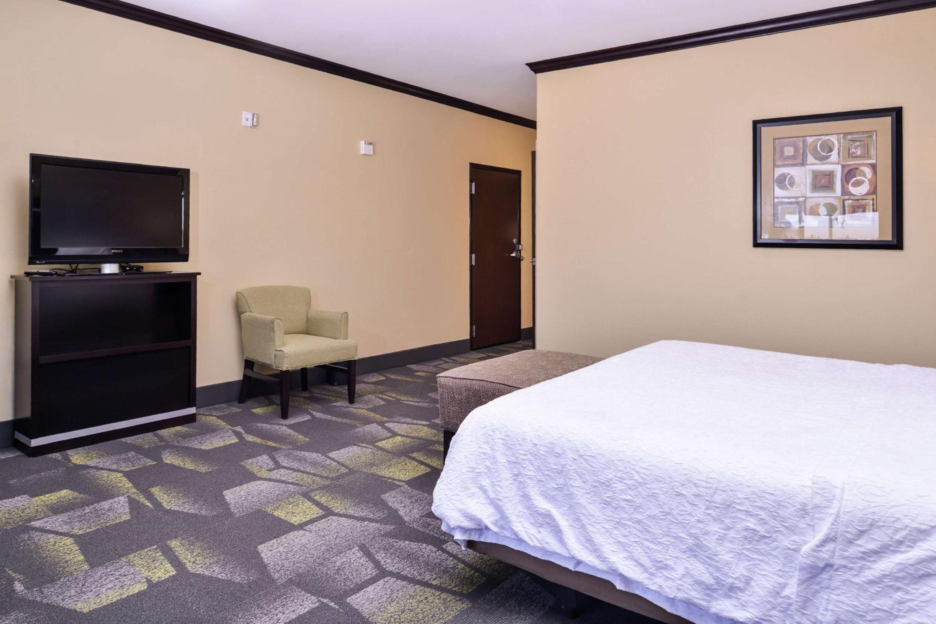 King Room with King Bed - Non-Smoking - Photo 10