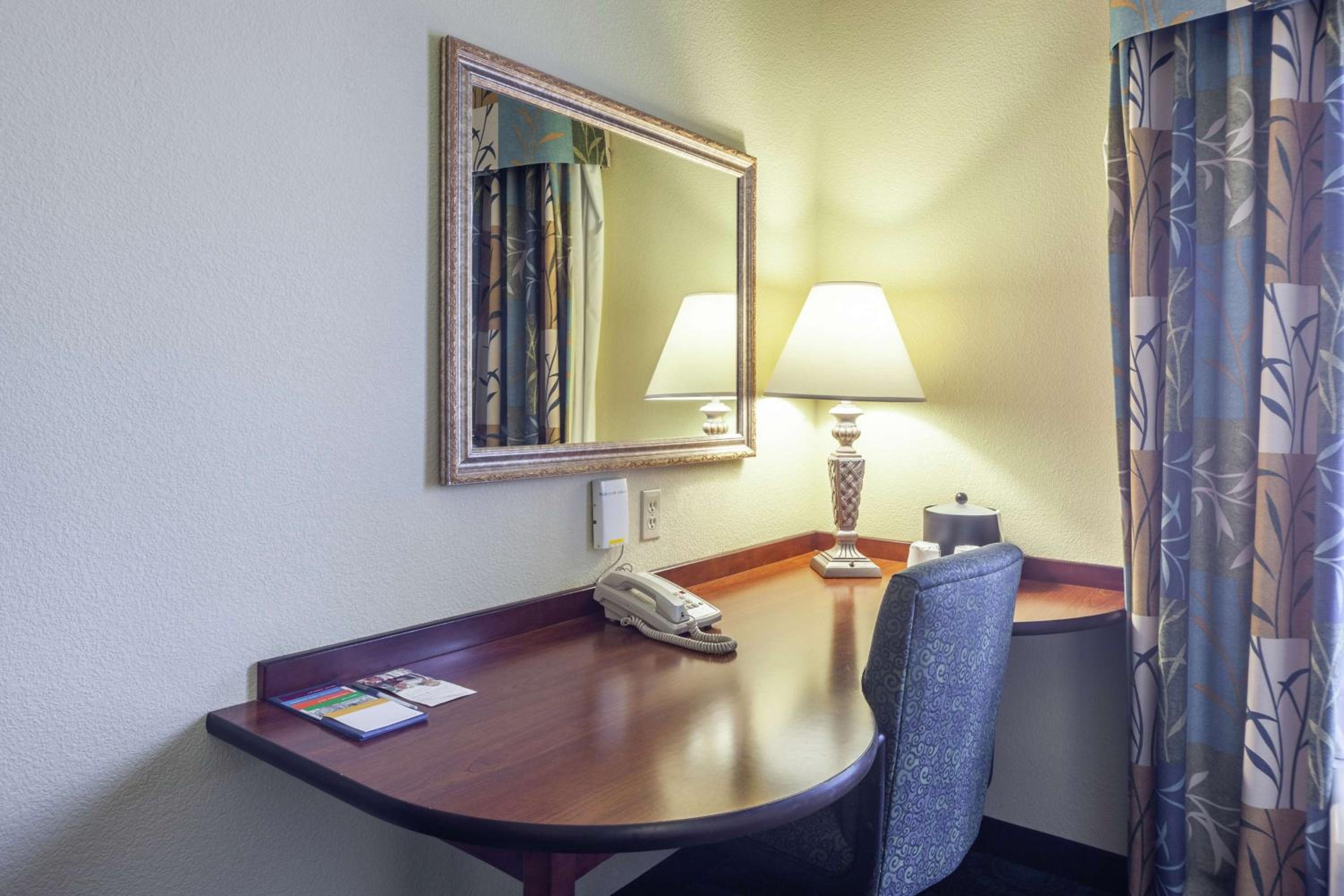 King Room - Non-Smoking - Photo 3