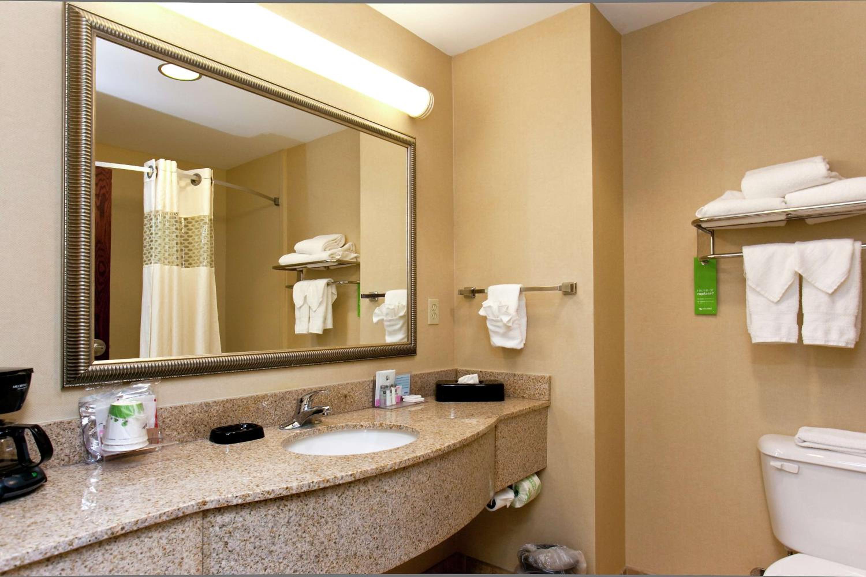 King Room - Hearing Access/Non-Smoking