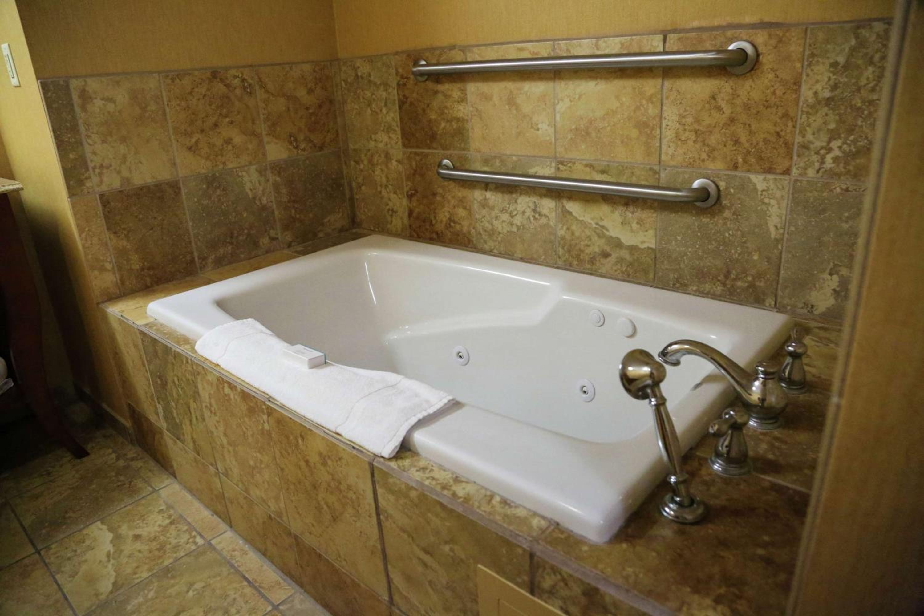 One-Bedroom King Suite with Whirlpool - Non-Smoking  - Photo 5