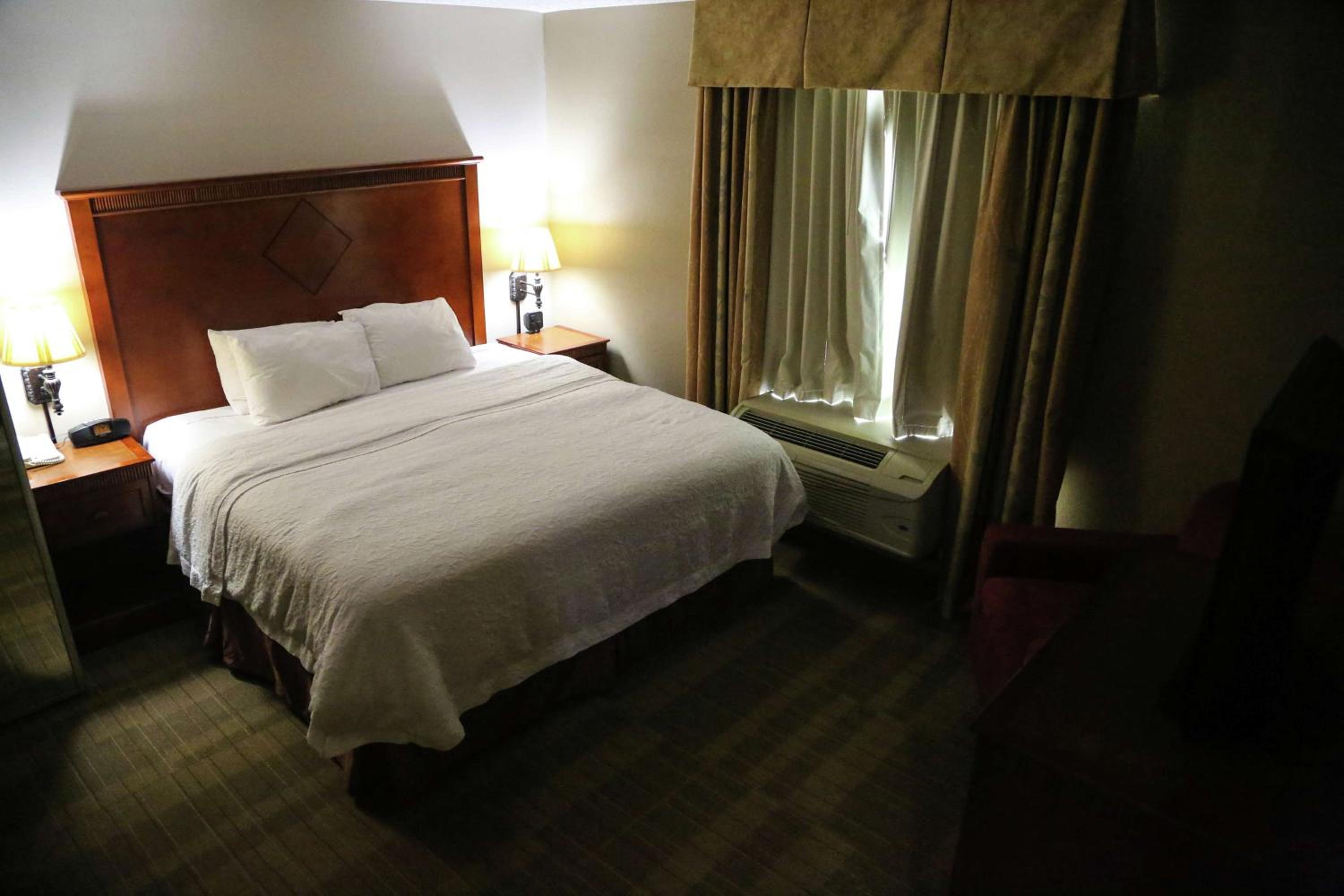 One-Bedroom King Suite with Whirlpool - Non-Smoking  - Photo 1