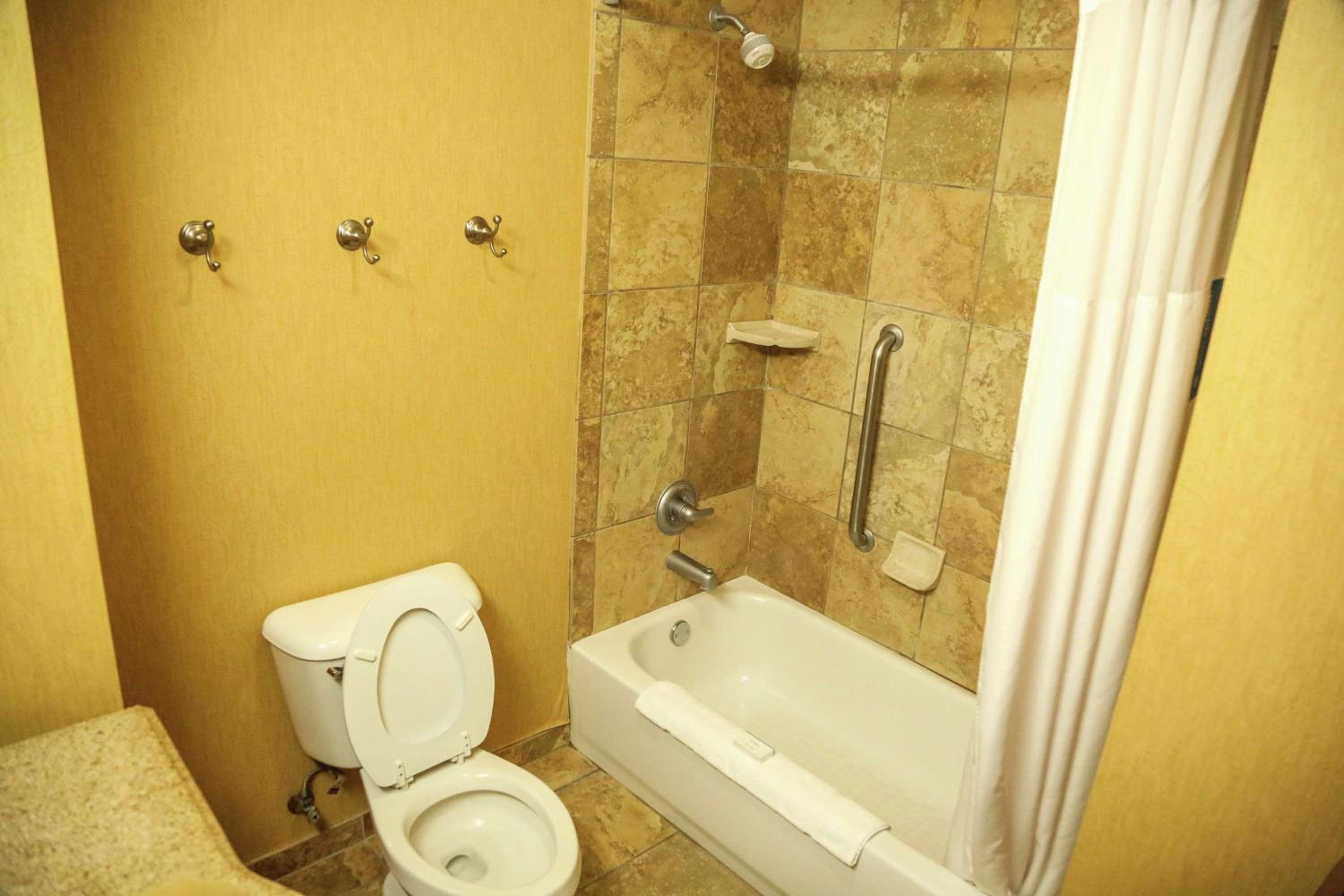 Room with Two Queen Beds - Non-Smoking - Photo 8