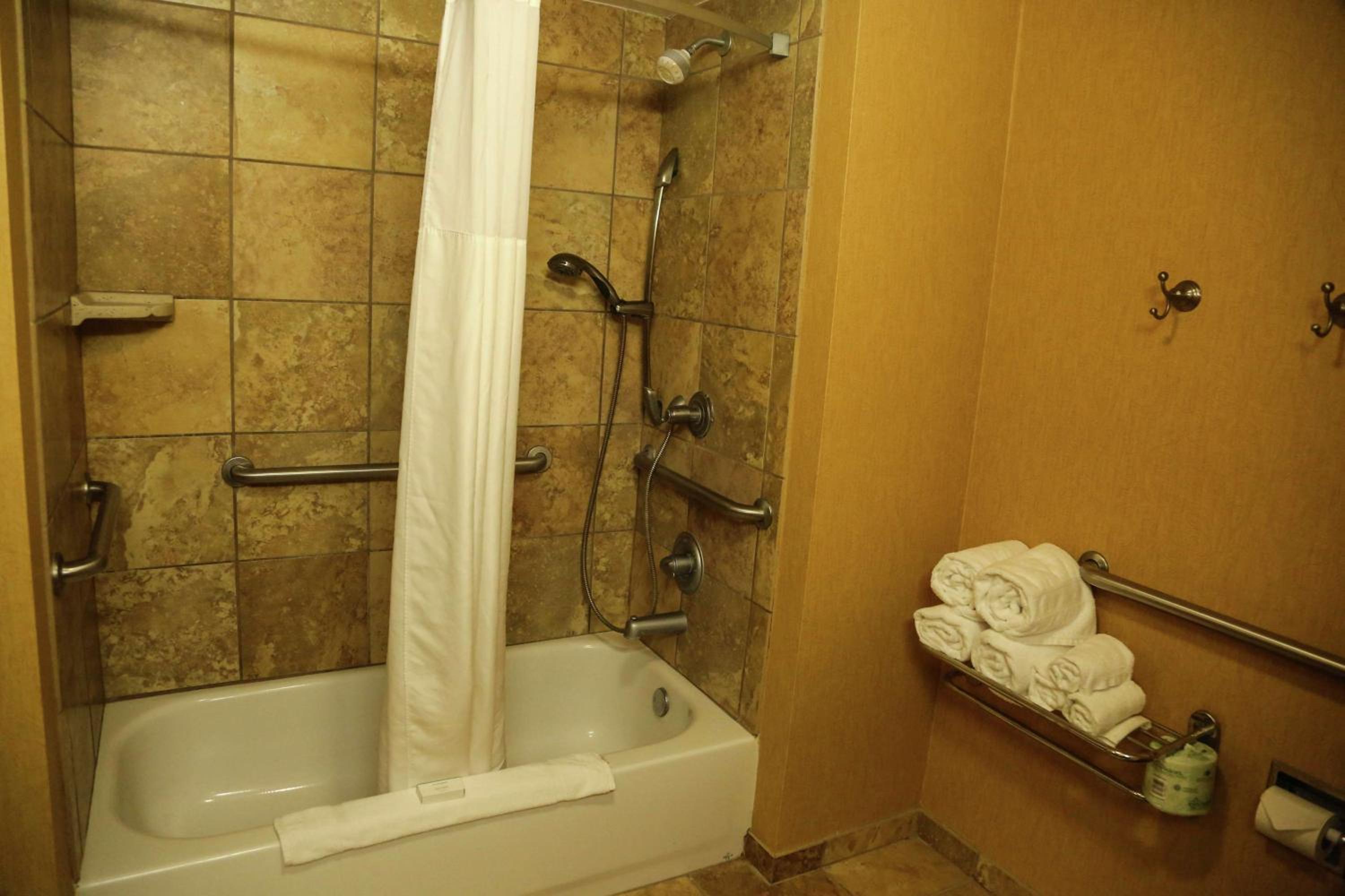 Queen Room with Two Queen Beds - Mobility and Hearing Access/Non-Smoking - Photo 3